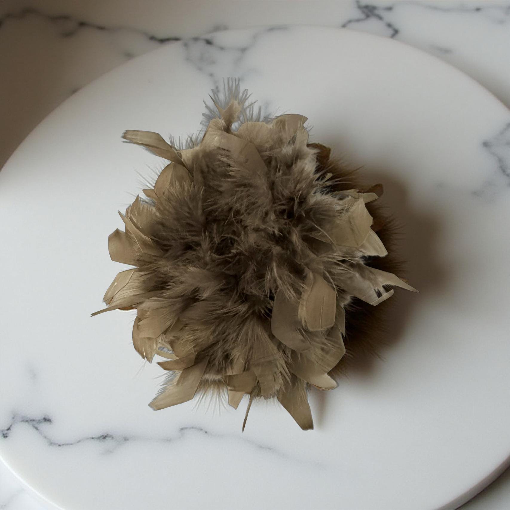 Große Federbrosche braun oder grau | Brosche Federn | Anstecknadel und Clip | Feder Brosche Federball zum Anstecken | grau oder braun