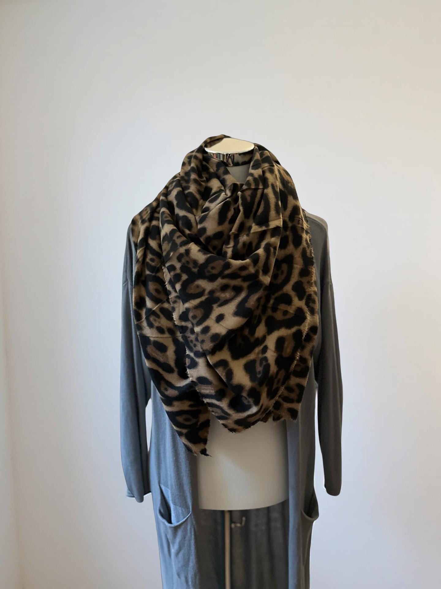 Leo Schal XXL | großes quadratisches Tuch im Leomuster | 135 x 135 cm | Viskose Schal in braun beige