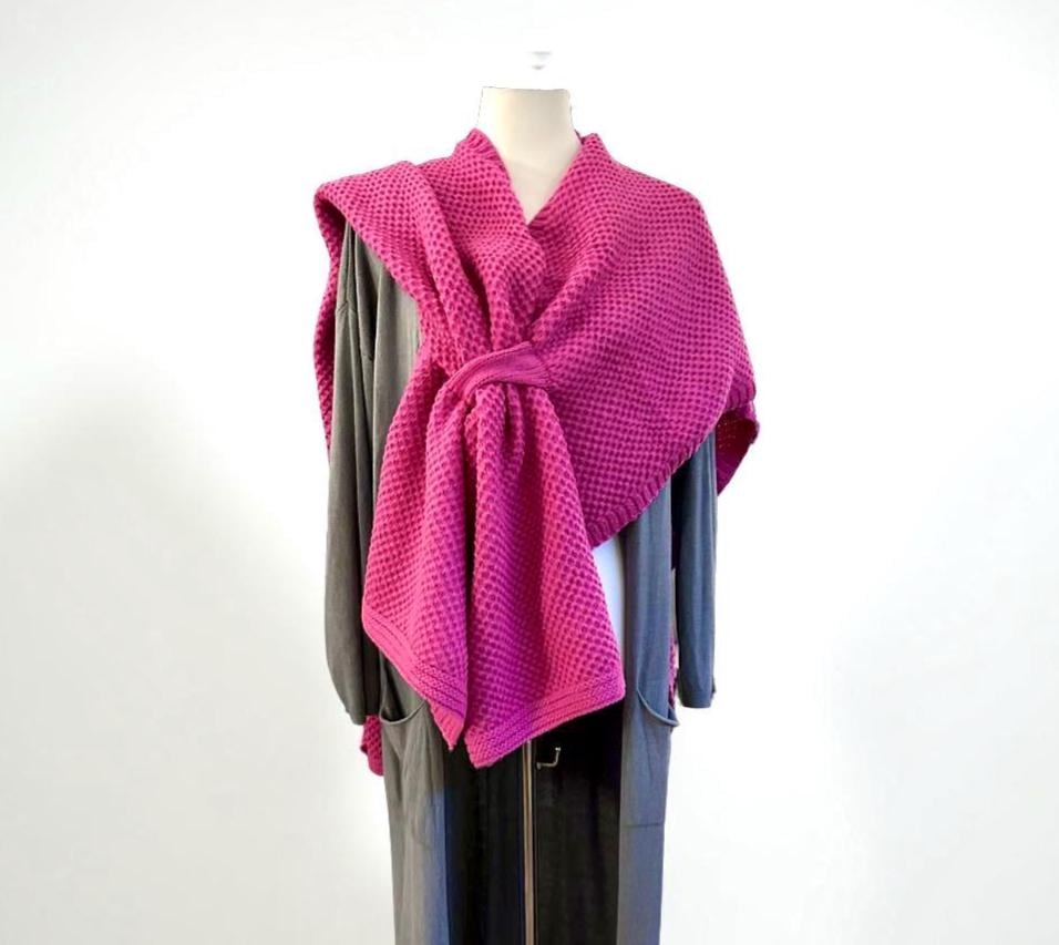 Pinker Cape Schal im Perlmuster gestrickt | Großes Tuch in pink als Schal, Stola, Cape tragbar | 145 x 75 cm | Strick Viskose