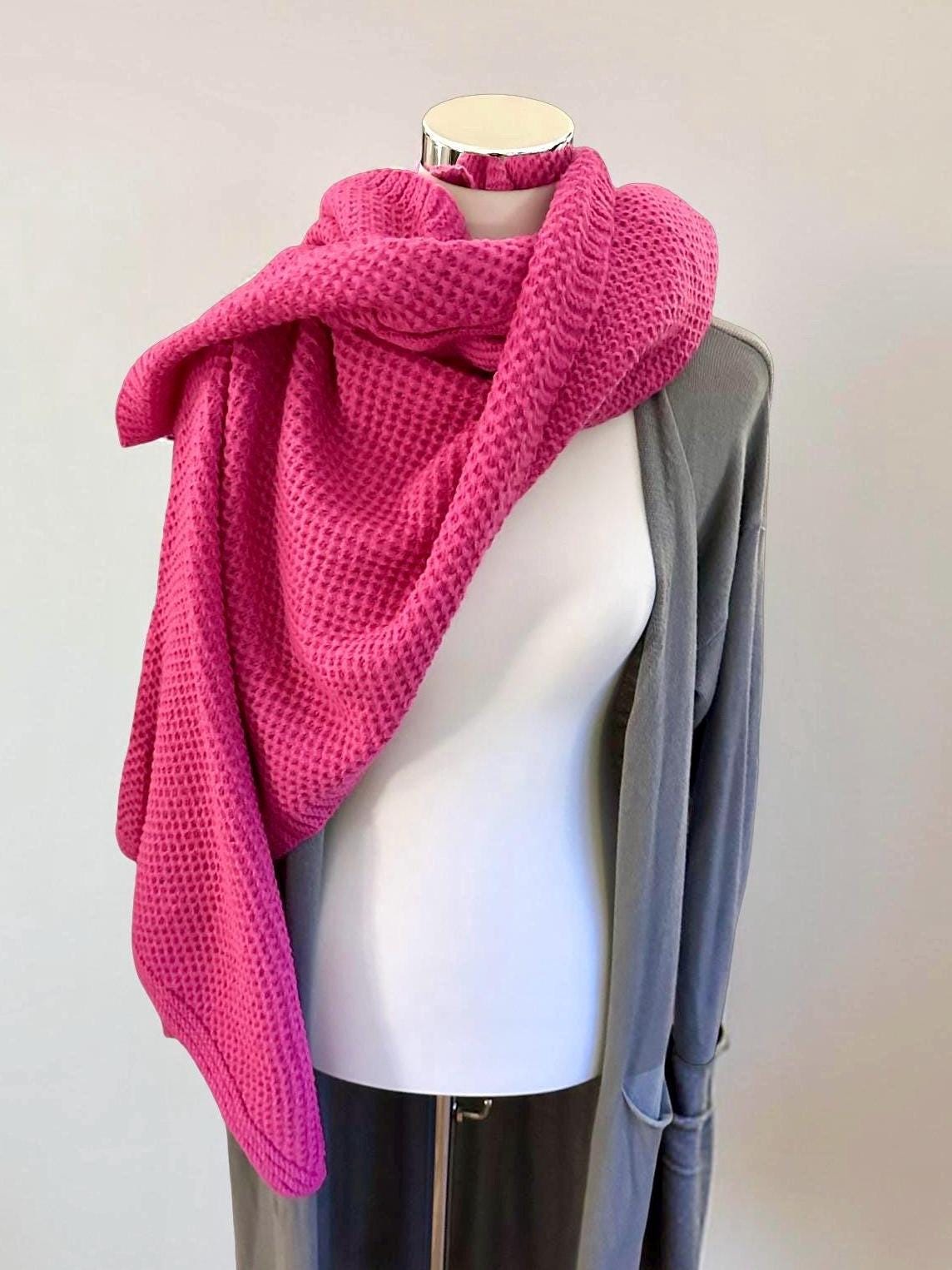 Pinker Cape Schal im Perlmuster gestrickt | Großes Tuch in pink als Schal, Stola, Cape tragbar | 145 x 75 cm | Strick Viskose