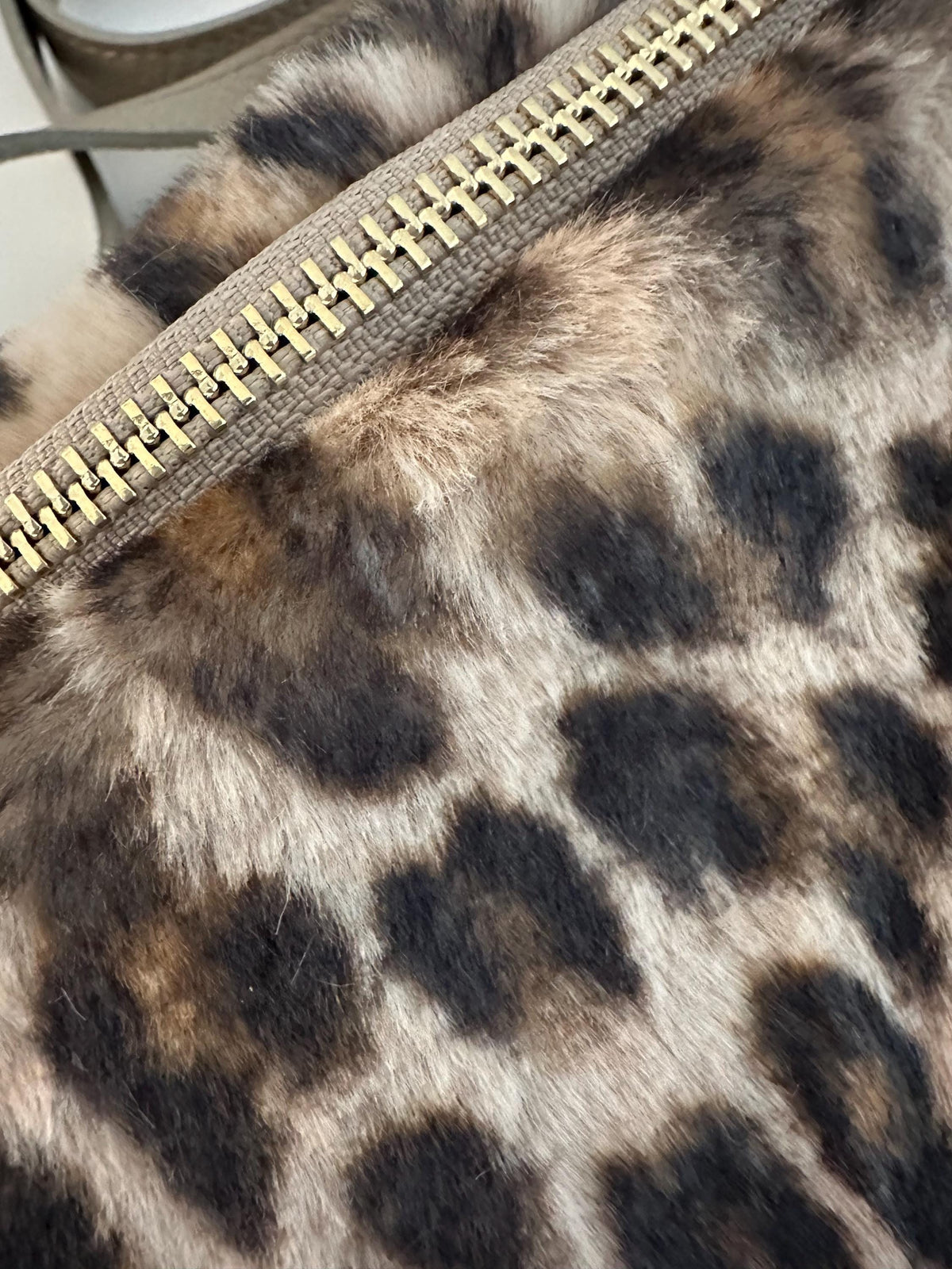 Leo Tasche aus Fell | Leopard | Umhängetasche | Crossbody Bag | Animal Print Leo Look | Fake Fur