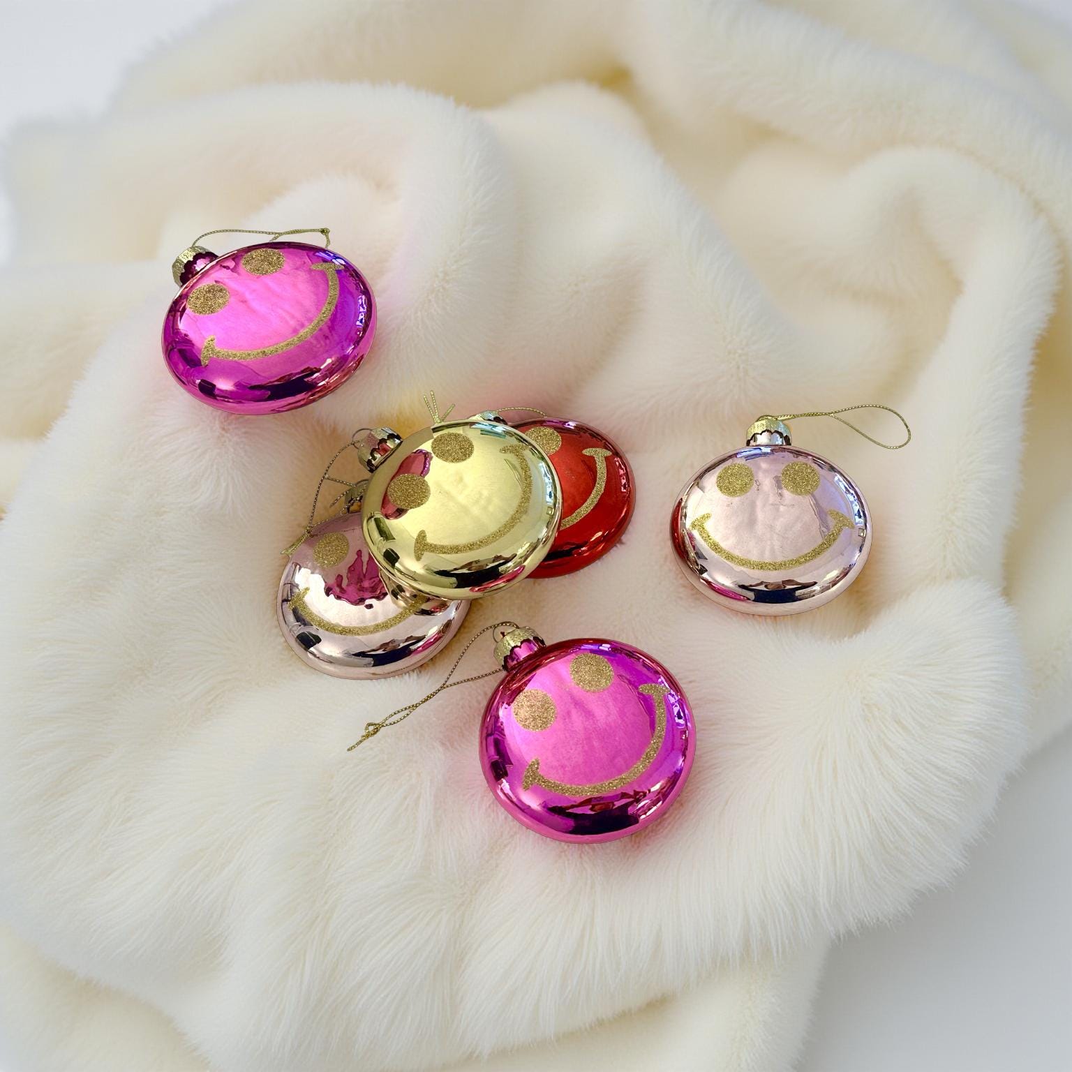 Weihnachtskugel Smiley | 8 cm Durchmesser | flache runde Form | mit Glitzer in 4 Farben