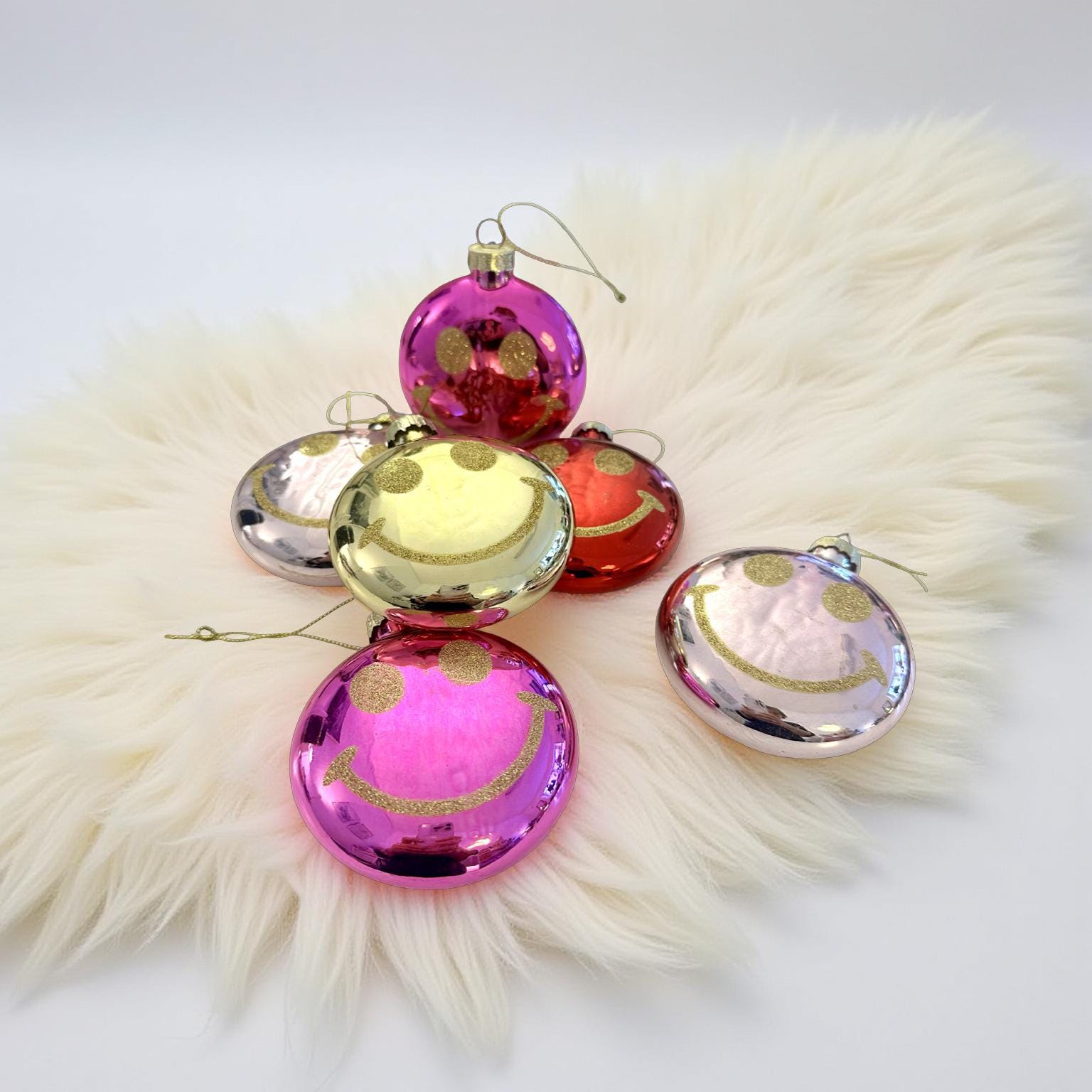 Weihnachtskugel Smiley | 8 cm Durchmesser | flache runde Form | mit Glitzer in 4 Farben