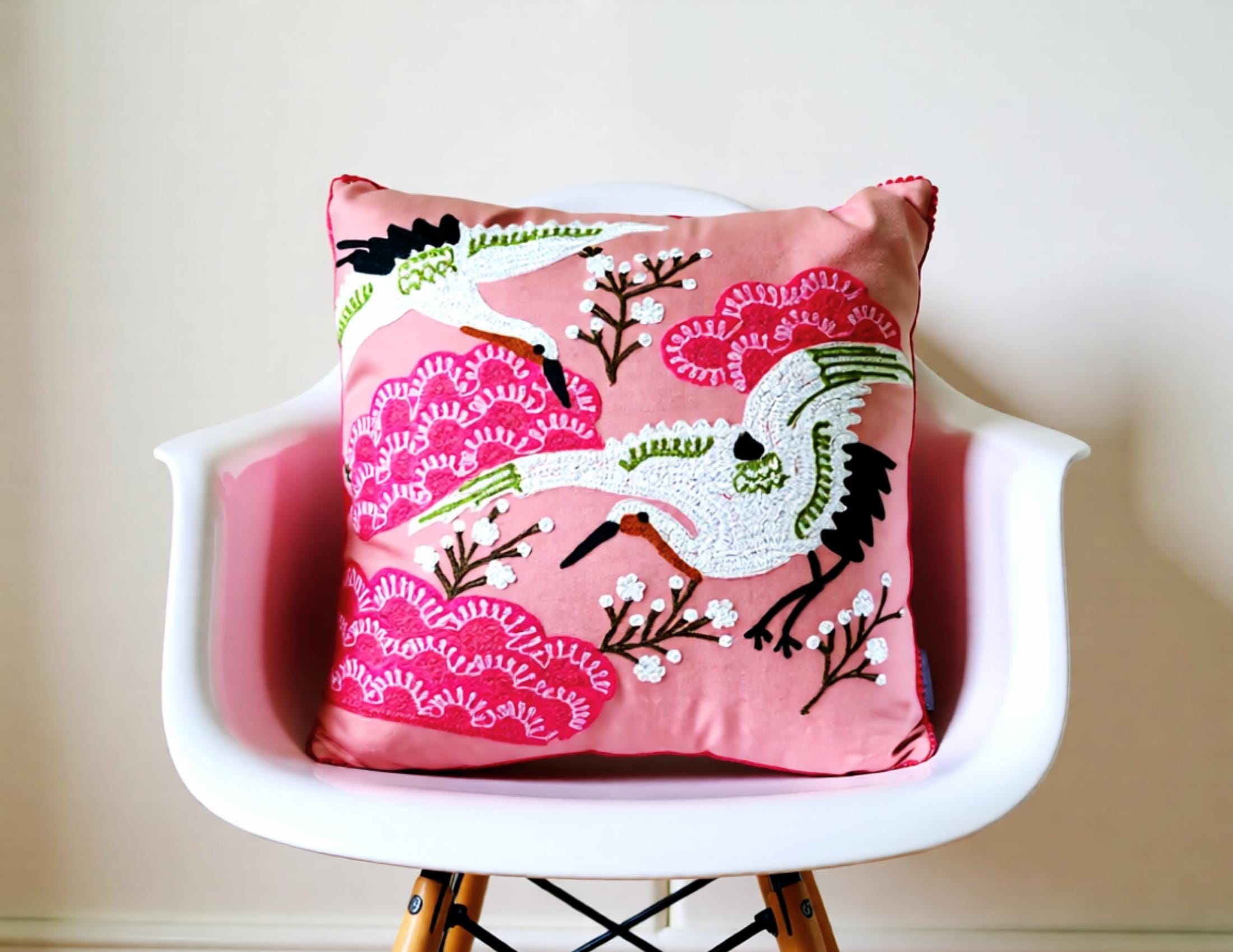 Kissen Vögel | pinkes besticktes Samtkissen | Baumwolle Kissenbezug | 45 x 45 cm | Samt pink rosa mit Füllung