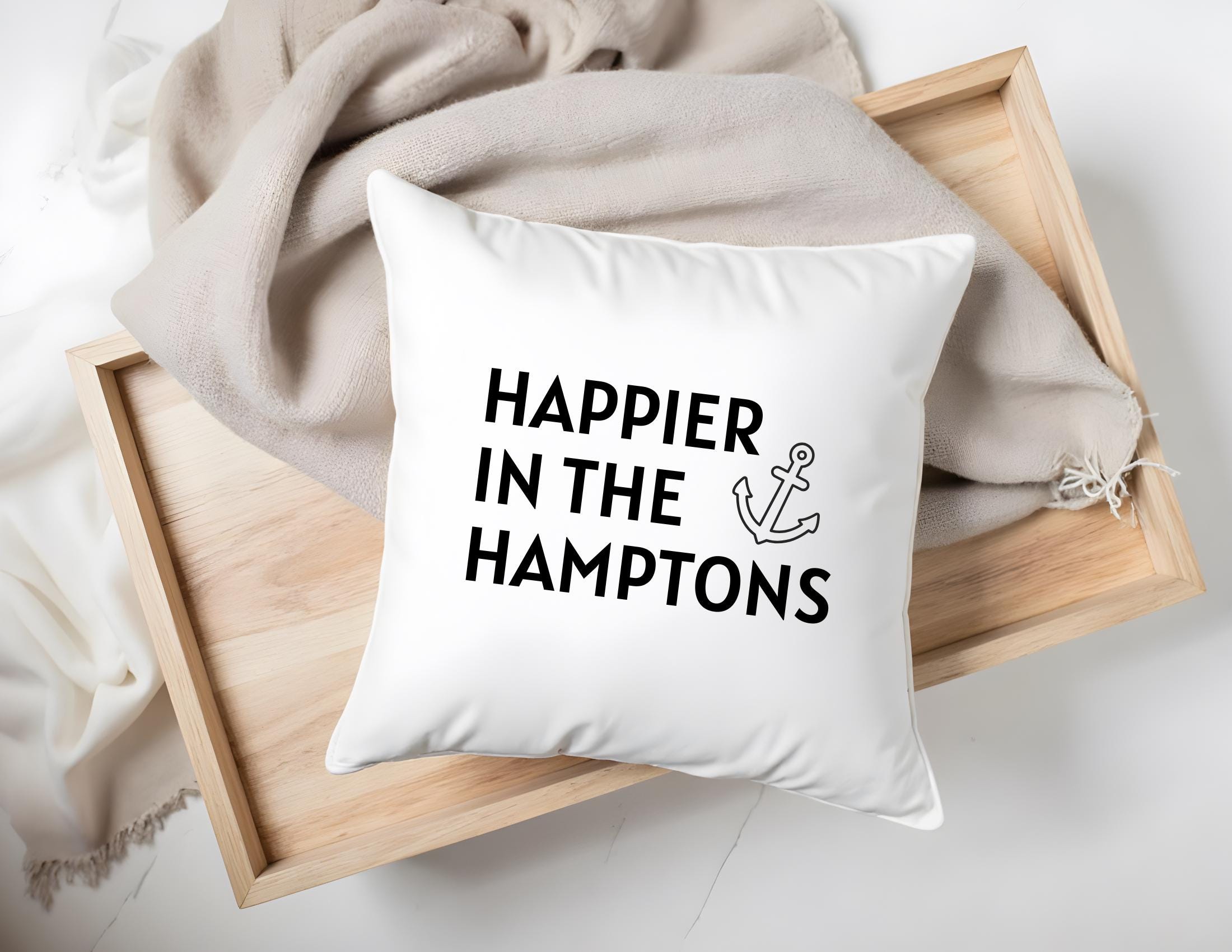 Kissen | Happier in the Hamptons | 40 x 40 cm | Strandhaus Beach House | schwarz weiß Anker