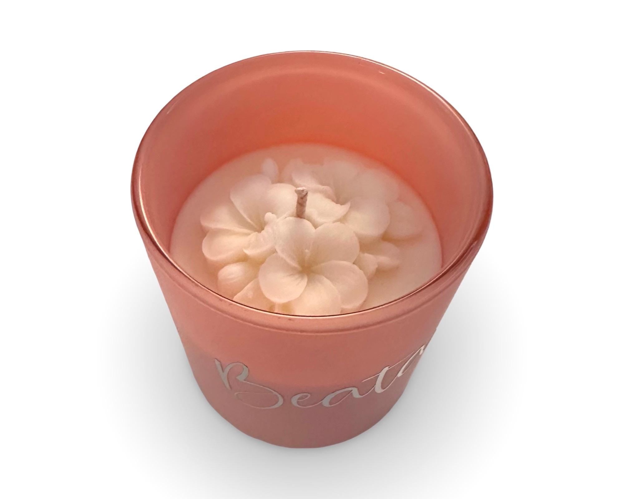 Duftkerze personalisiert | rosa im Glas | Sojawachs mit Blüte | Geschenkidee Mitbringsel mit Namen in Silber