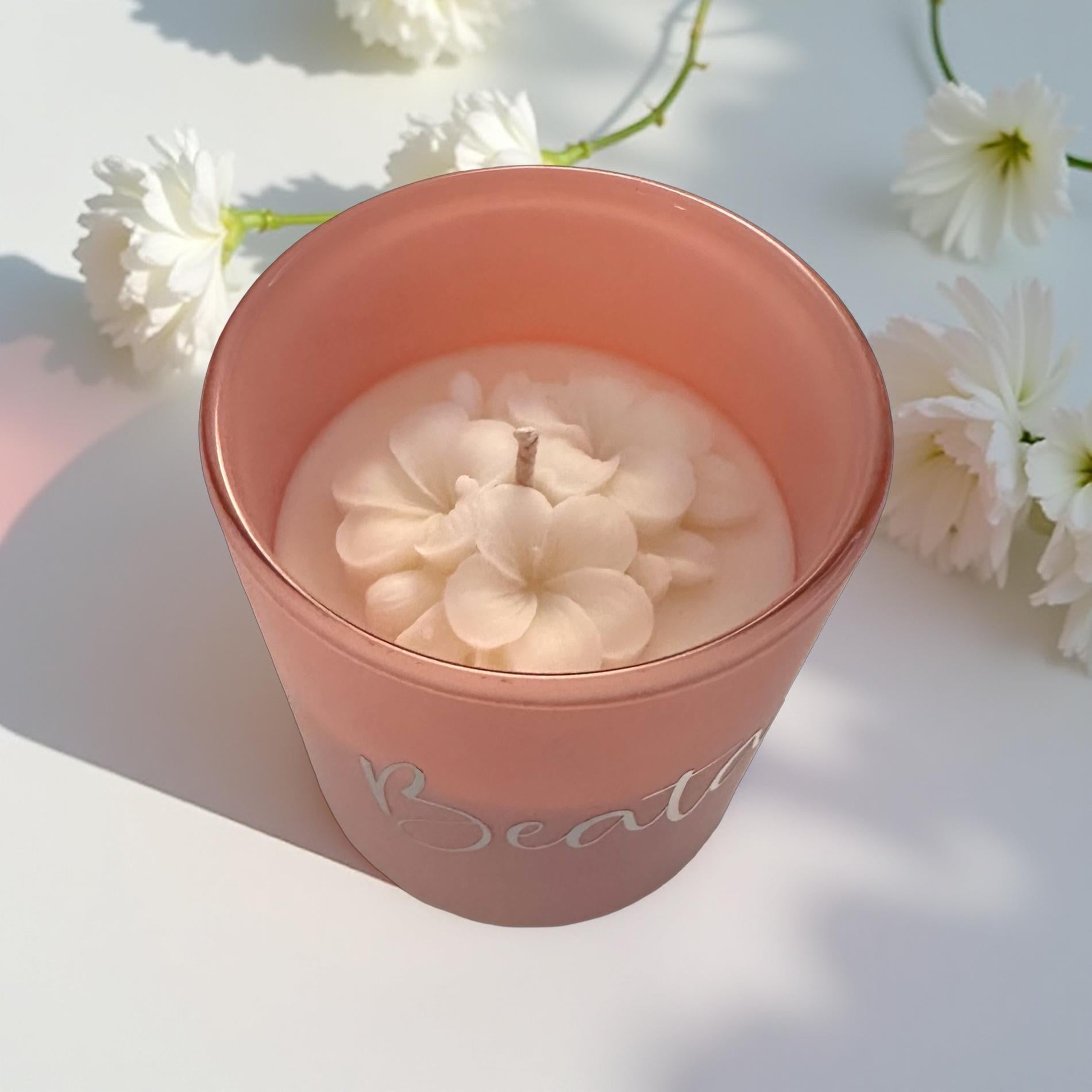 Duftkerze personalisiert | rosa im Glas | Sojawachs mit Blüte | Geschenkidee Mitbringsel mit Namen in Silber