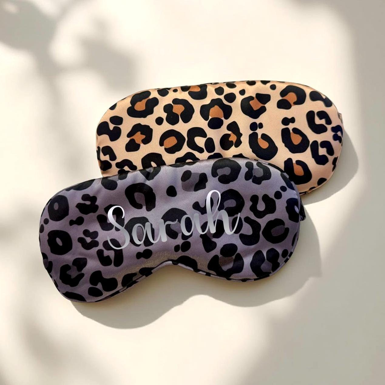 Schlafmaske Leomuster | personalisierbar | Satin | edle Schlafbrille in silber oder gold