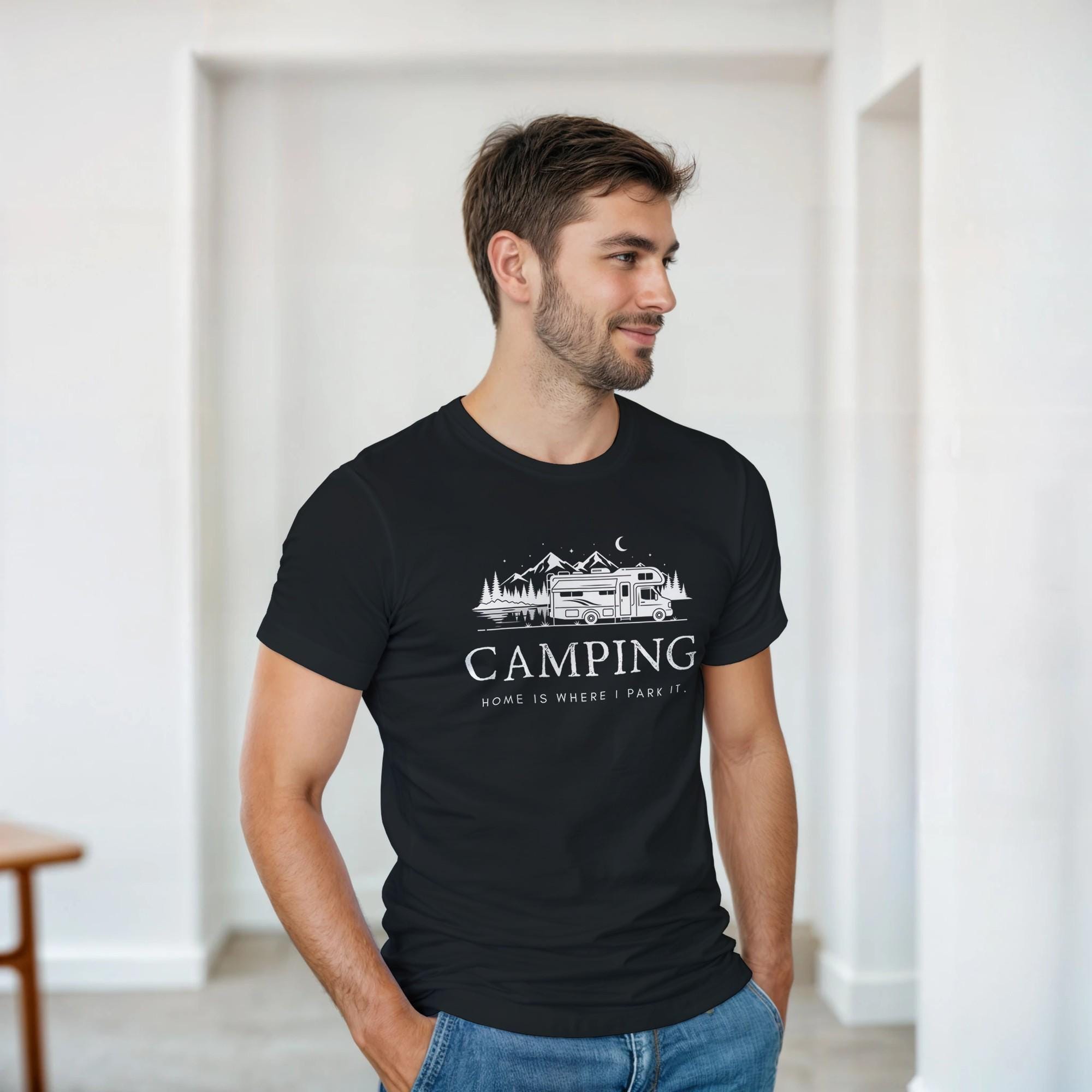 Camper T-Shirt – "Camping - Home is Where We Park It" | in schwarz, grün, navy, und grau