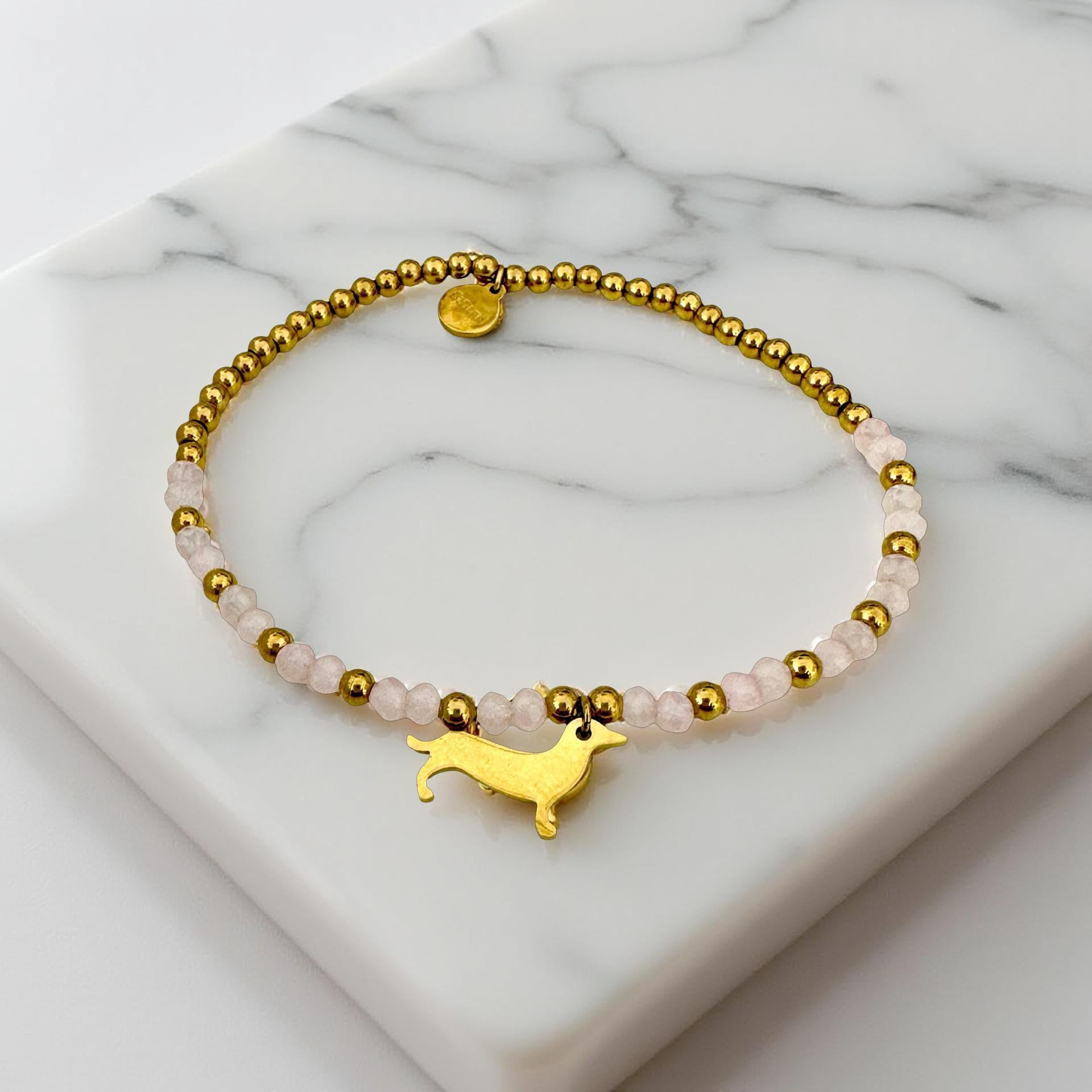 Goldenes Dackel Armband | kleines feines elastisches Perlenarmband mit Dackelanhänger