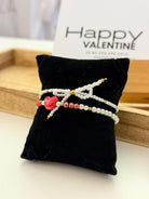 Valentins Geschenk: Armband-Set und Karte | kleine feine elastische Perlenarmbänder mit Herzchen und Schleife