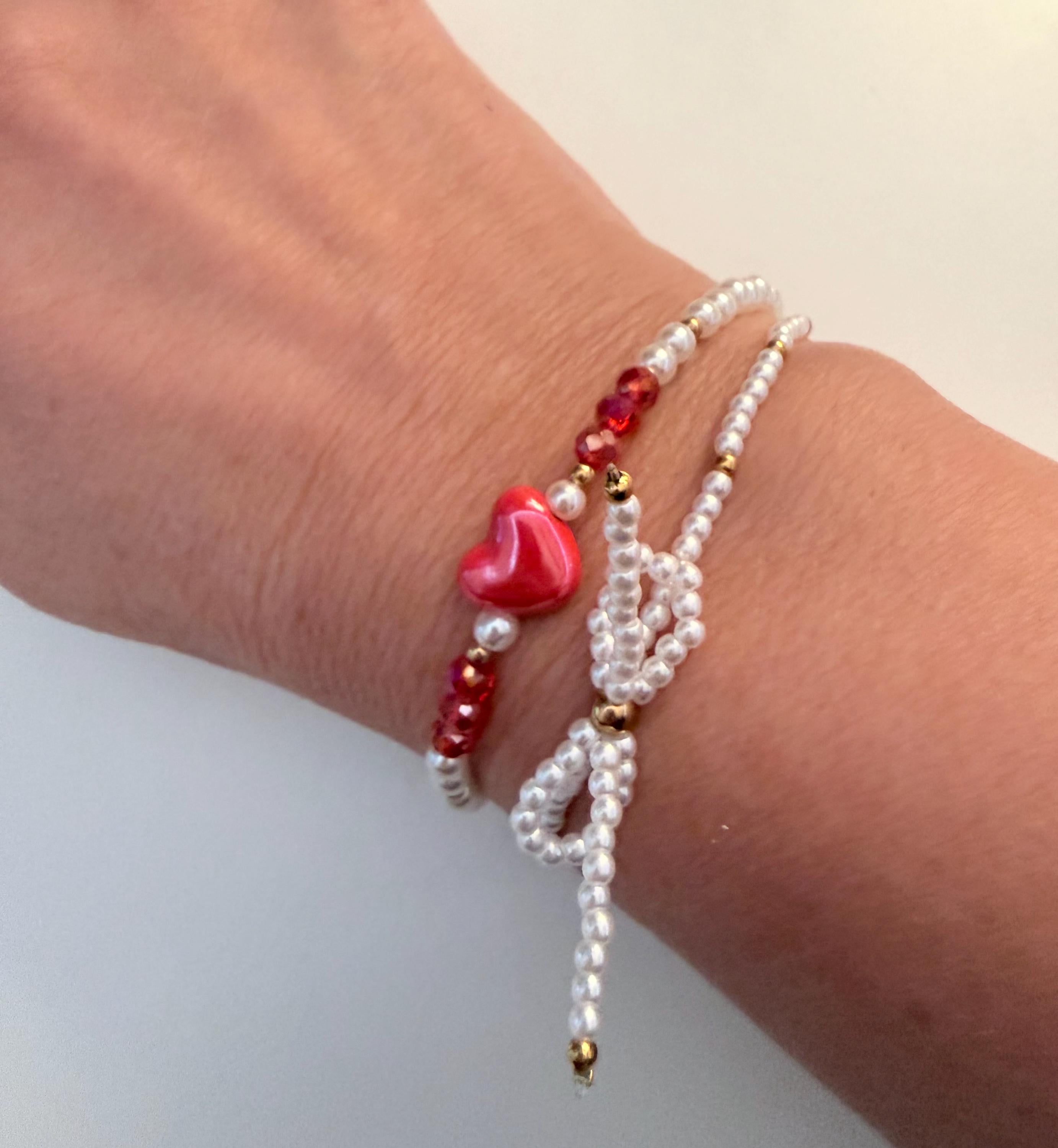 Valentins Geschenk: Armband-Set und Karte | kleine feine elastische Perlenarmbänder mit Herzchen und Schleife