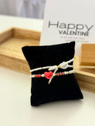 Valentins Geschenk: Armband-Set und Karte | kleine feine elastische Perlenarmbänder mit Herzchen und Schleife