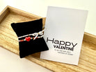 Valentins Geschenk: Armband-Set und Karte | kleine feine elastische Perlenarmbänder mit Herzchen und Schleife