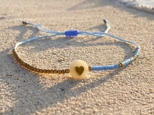 Zartes Armband mit Herz | kleines feines elastisches Perlenarmband mit Makrameeknoten | in rosa oder hellblau