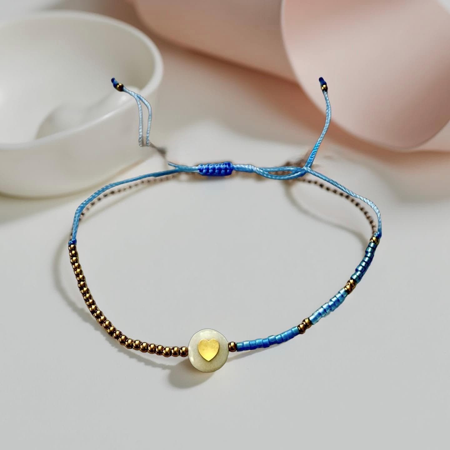 Zartes Armband mit Herz | kleines feines elastisches Perlenarmband mit Makrameeknoten | in rosa oder hellblau