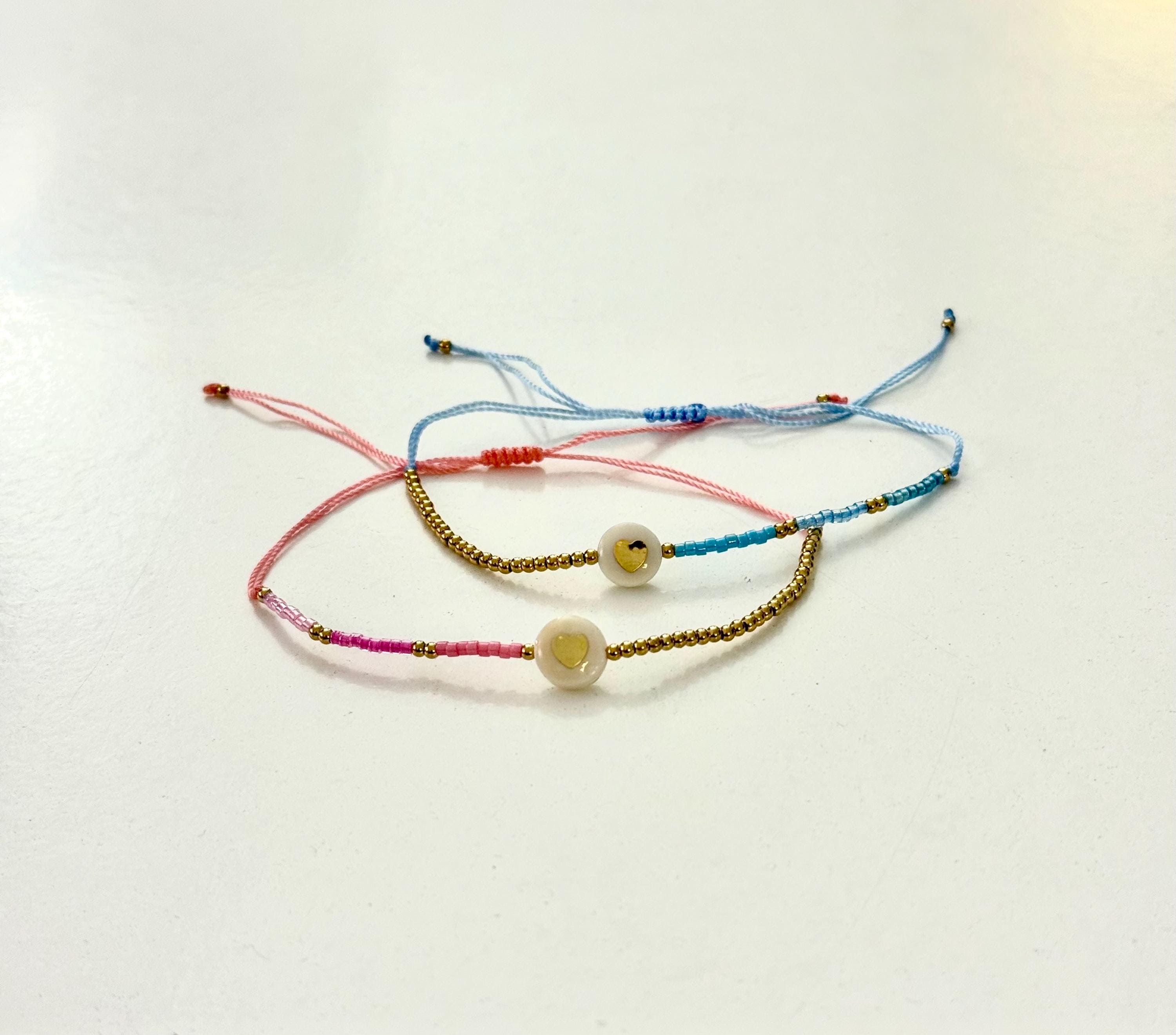 Zartes Armband mit Herz | kleines feines elastisches Perlenarmband mit Makrameeknoten | in rosa oder hellblau