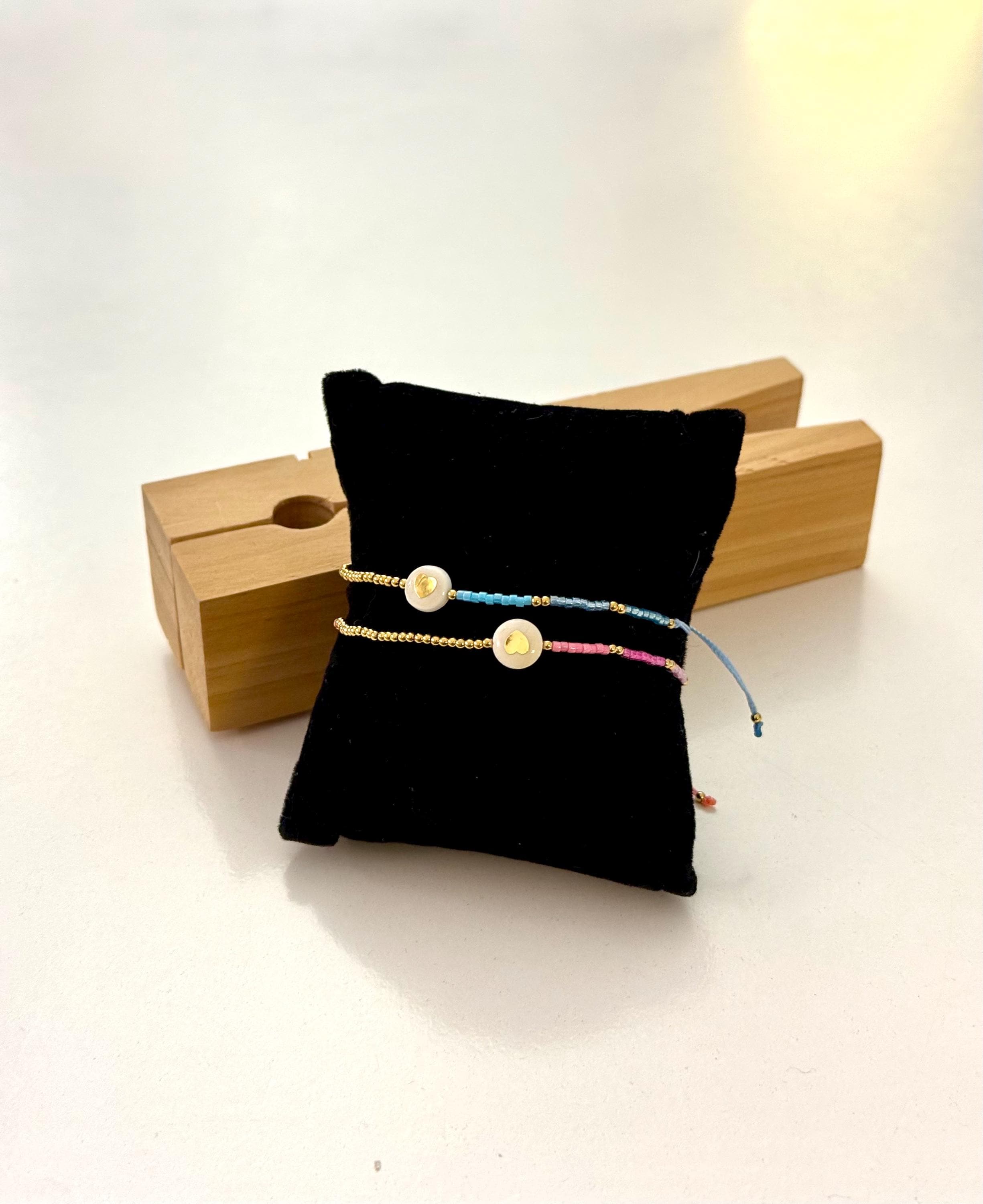 Zartes Armband mit Herz | kleines feines elastisches Perlenarmband mit Makrameeknoten | in rosa oder hellblau