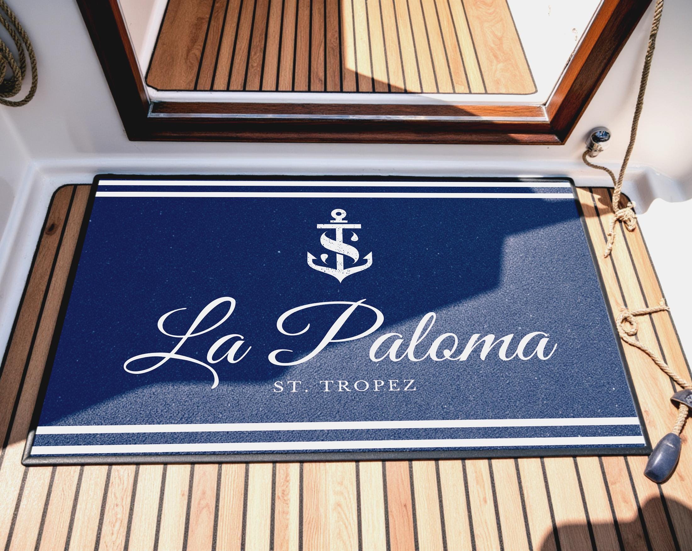Fußmatte Boot Yacht Schiff | Personalisierter Fußabtreter mit Bootsnamen und Jahreszahl in blau weiß, Rand schwarz