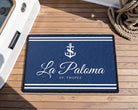 Fußmatte Boot Yacht Schiff | Personalisierter Fußabtreter mit Bootsnamen und Jahreszahl in blau weiß, Rand schwarz