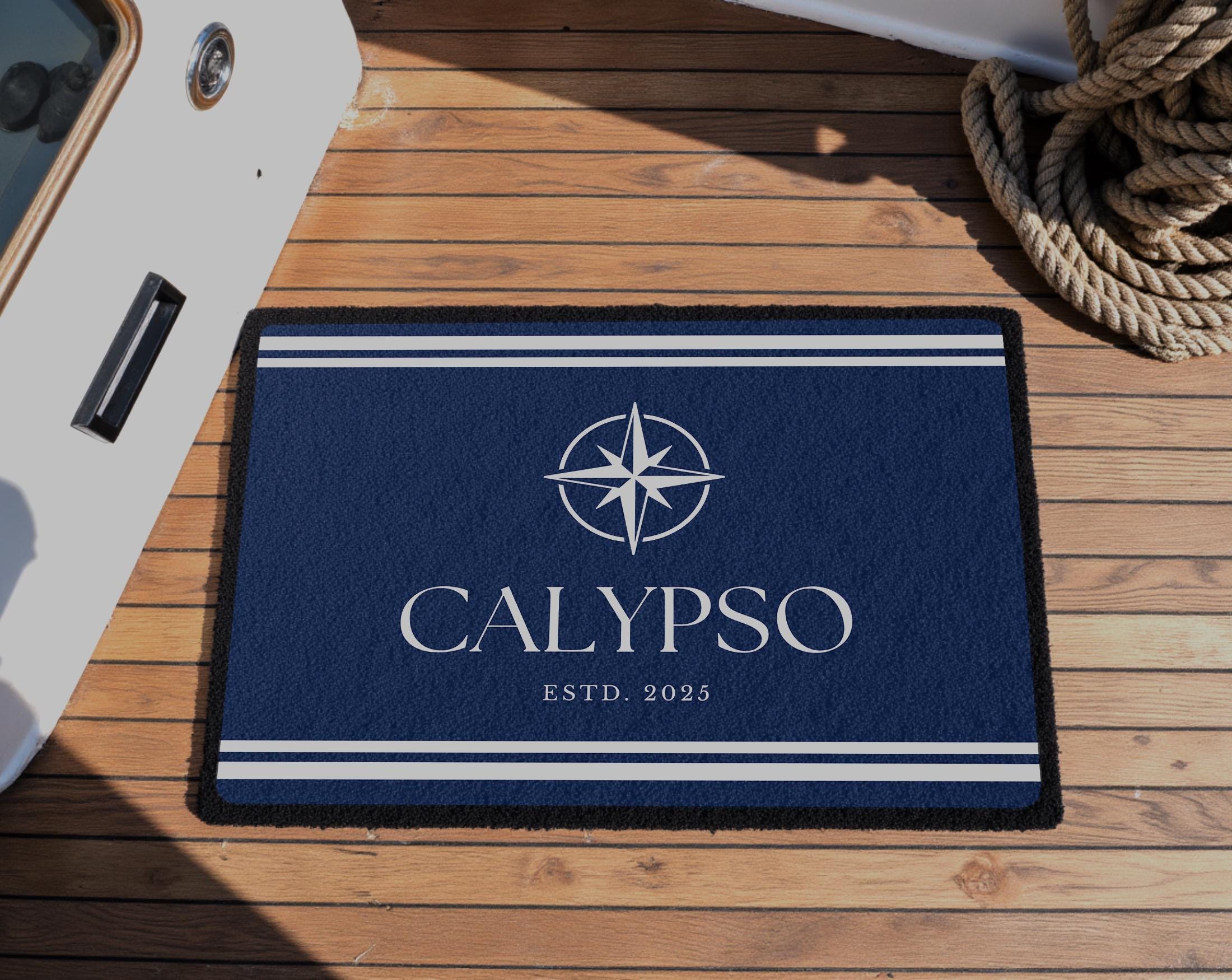Fußmatte Boot Yacht Schiff | Personalisierter Fußabtreter mit Bootsnamen und Jahreszahl in blau weiß, Rand schwarz