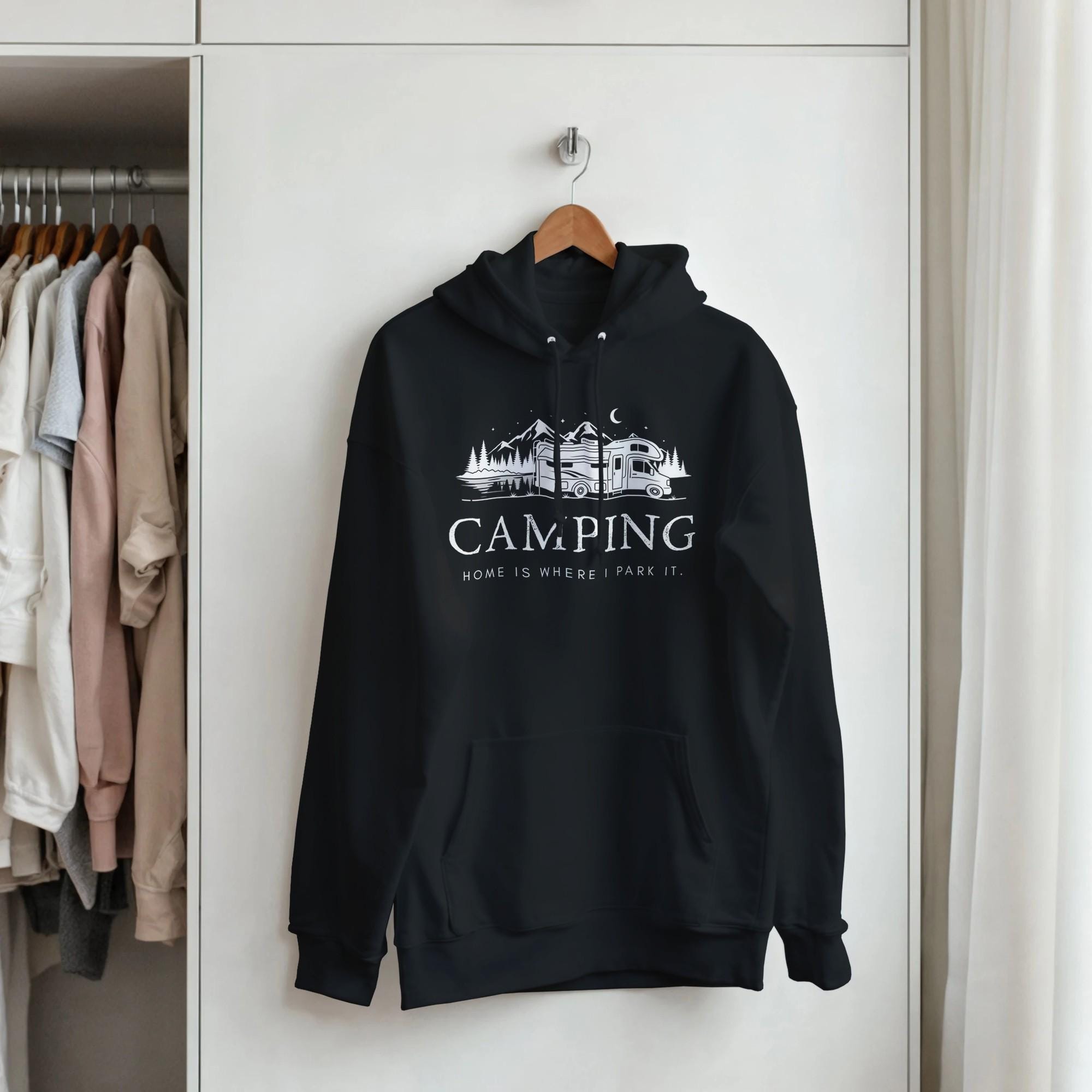 Schwarzer Hoodie für Camper - 'Home is Where I Park It' - Bequeme Baumwollmischung