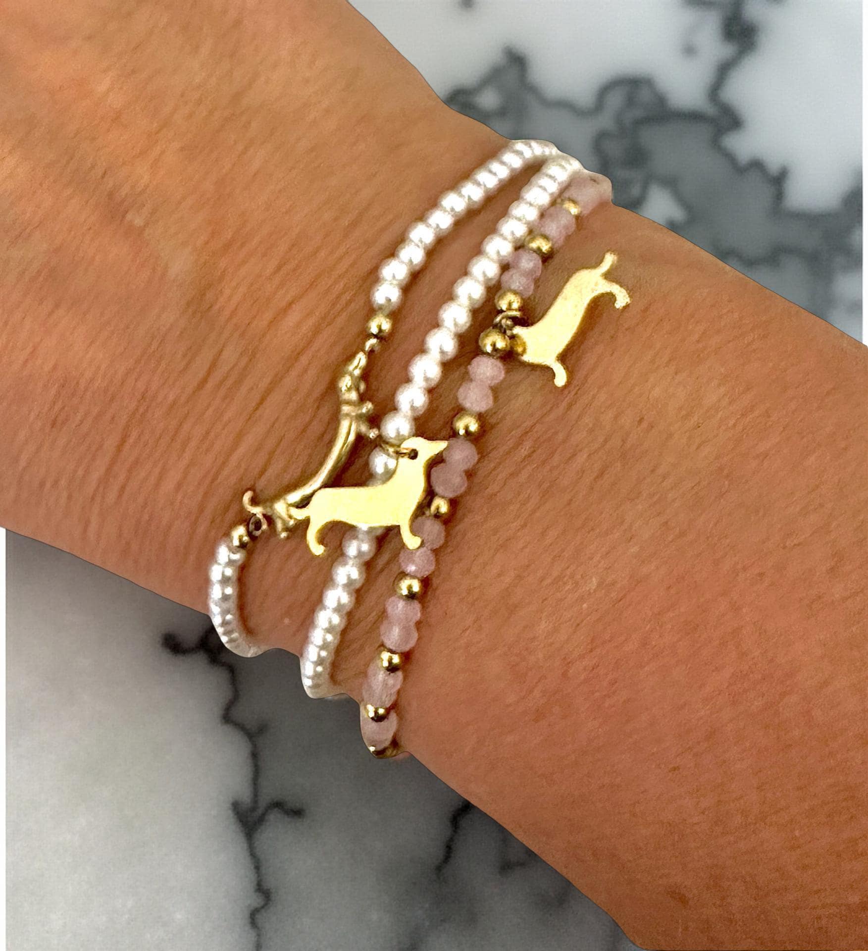 Goldenes Dackel Armband | kleines feines elastisches Perlenarmband mit Dackelanhänger