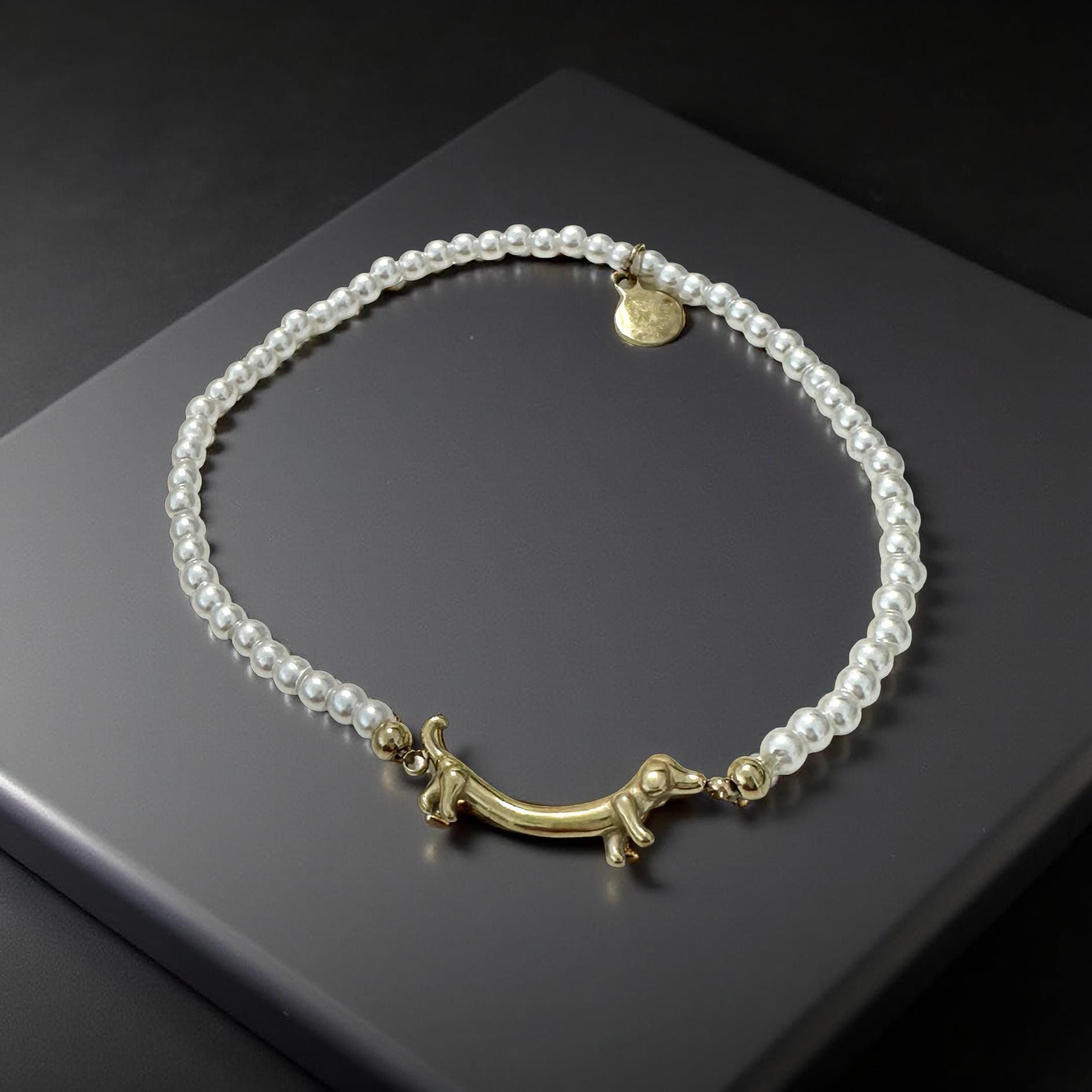 Goldenes Dackel Armband | kleines feines elastisches Perlenarmband mit Dackelanhänger
