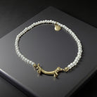 Goldenes Dackel Armband | kleines feines elastisches Perlenarmband mit Dackelanhänger