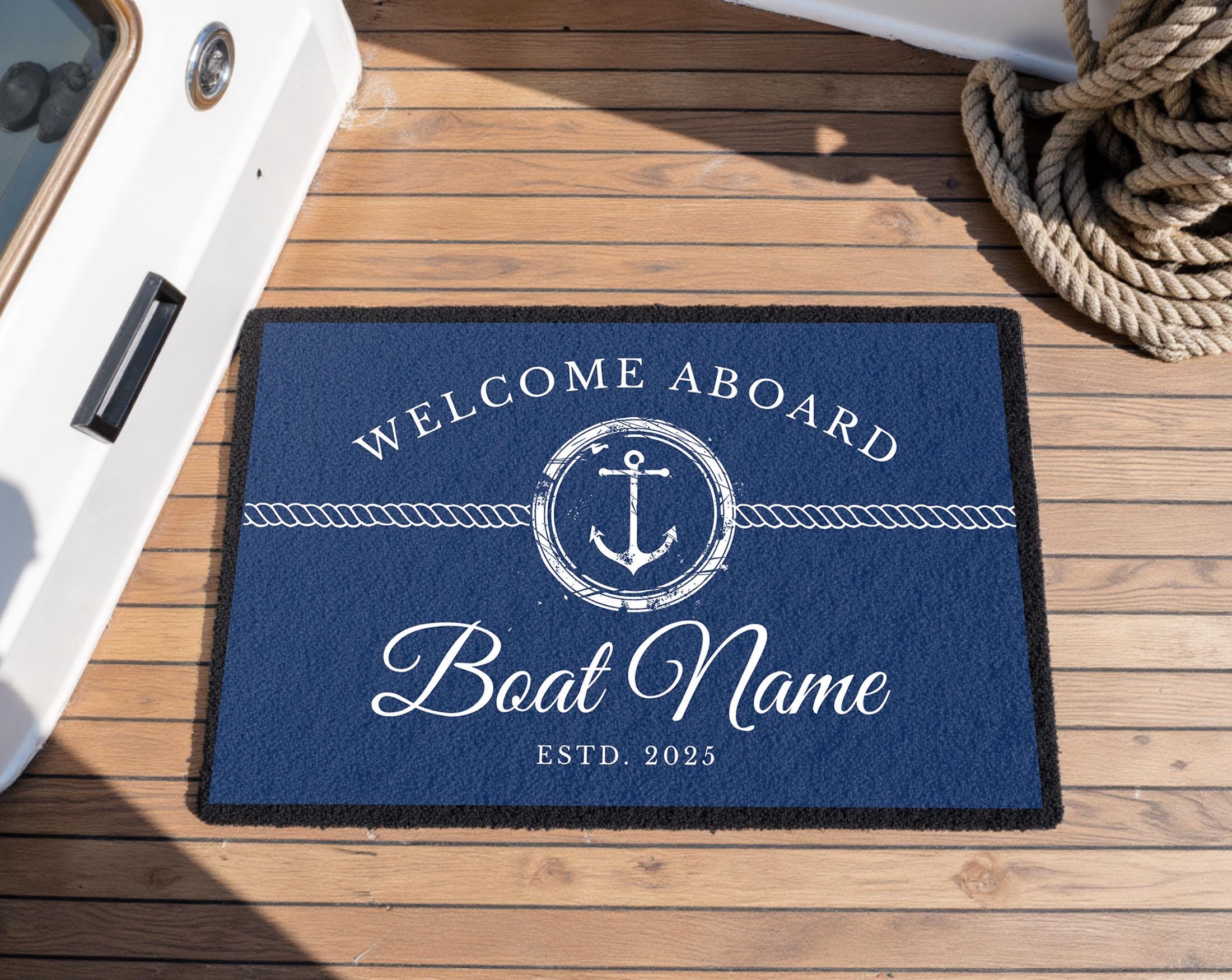 Fußmatte Boot Yacht Schiff | Personalisierter Fußabtreter mit Bootsnamen und Jahreszahl in blau weiß, Rand schwarz