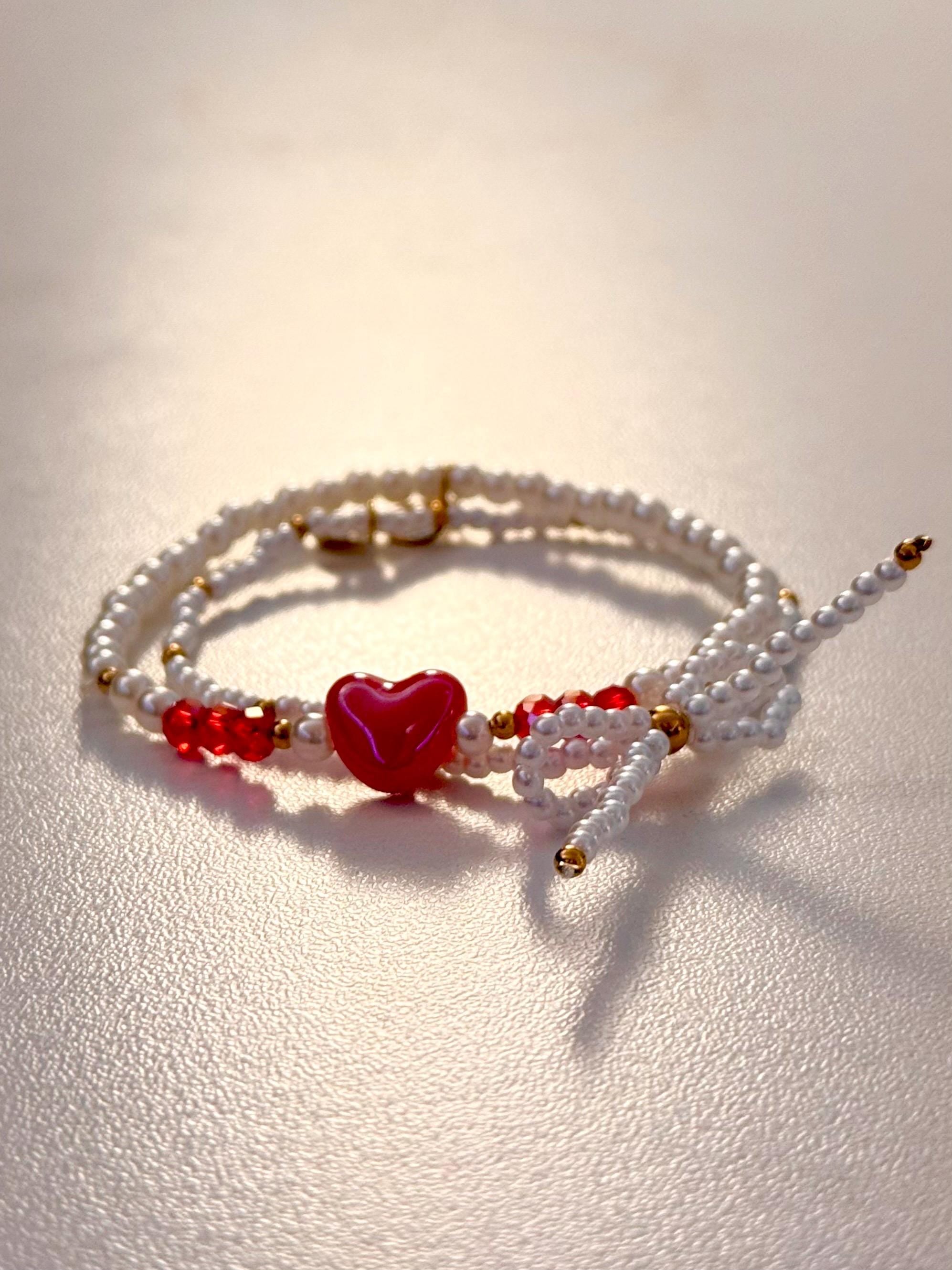 Valentins Geschenk: Armband-Set und Karte | kleine feine elastische Perlenarmbänder mit Herzchen und Schleife