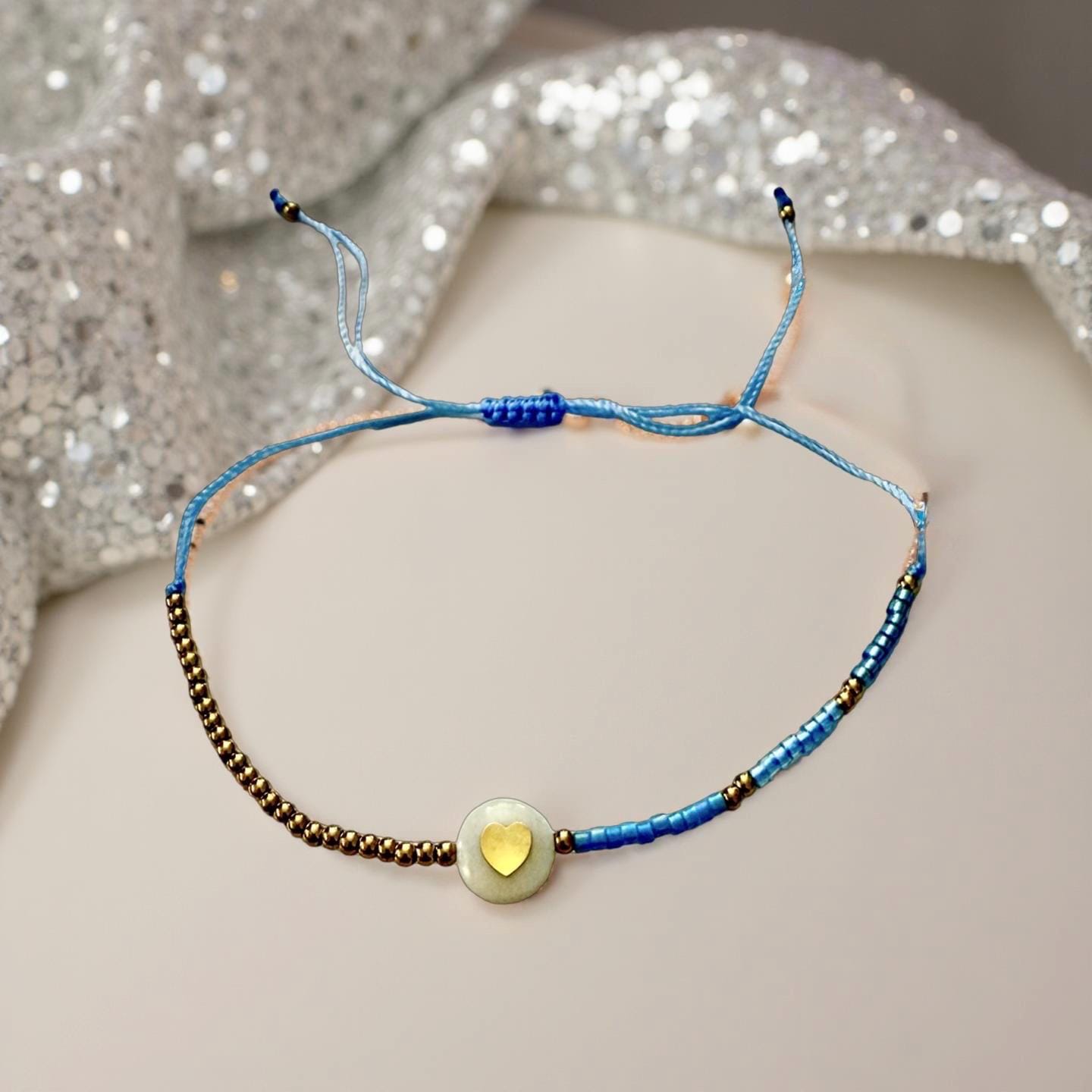 Zartes Armband mit Herz | kleines feines elastisches Perlenarmband mit Makrameeknoten | in rosa oder hellblau