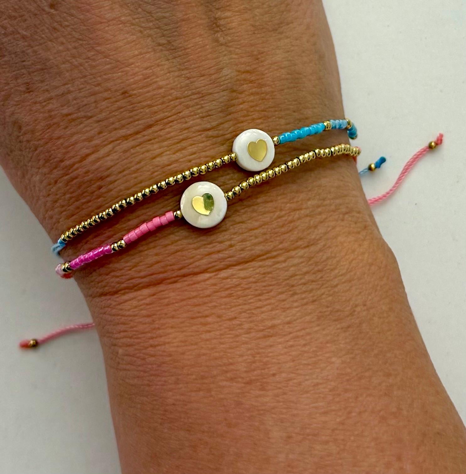 Zartes Armband mit Herz | kleines feines elastisches Perlenarmband mit Makrameeknoten | in rosa oder hellblau