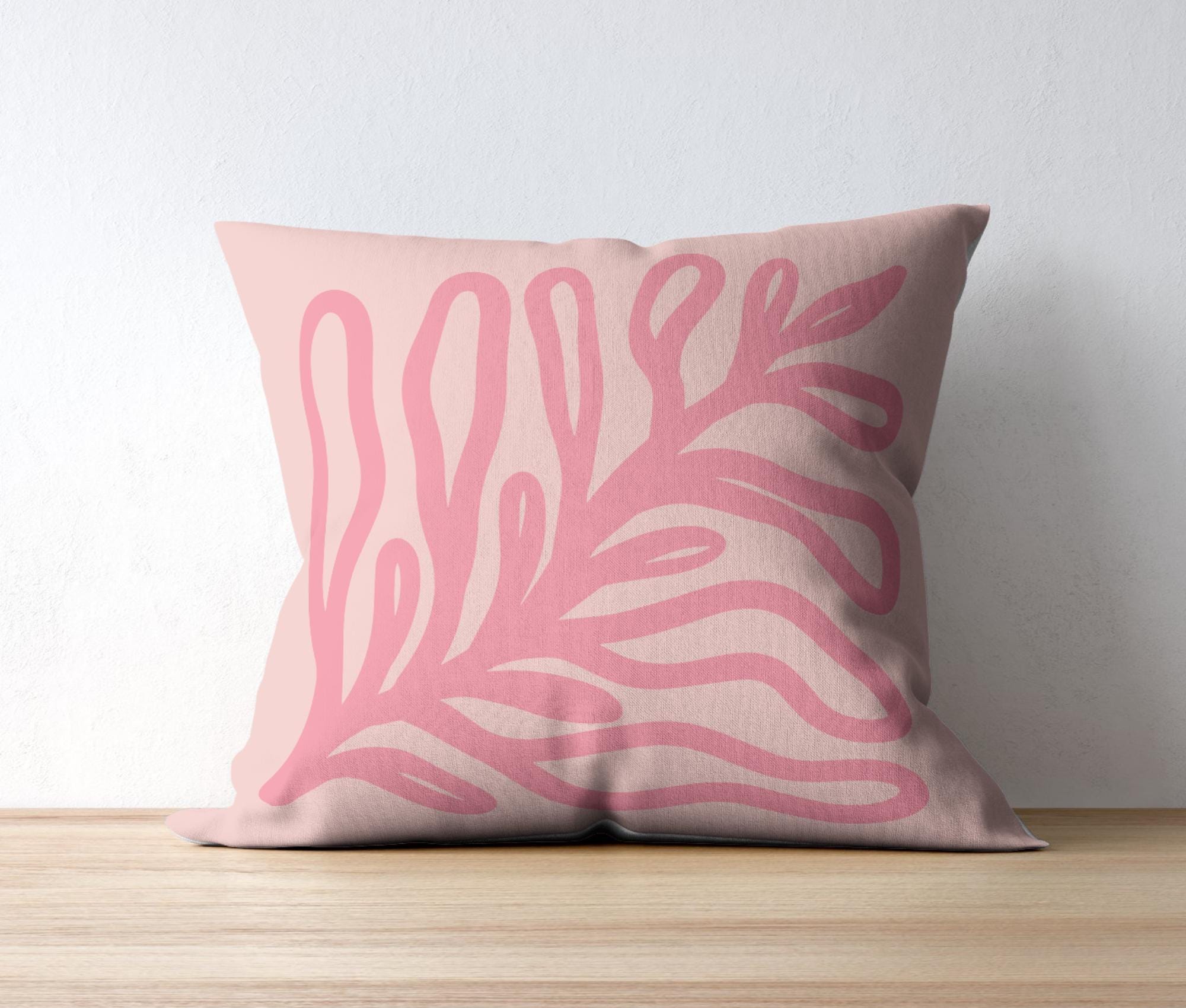 Quadratischer Kissenbezug im floralen Dessin in zarten Rosatönen