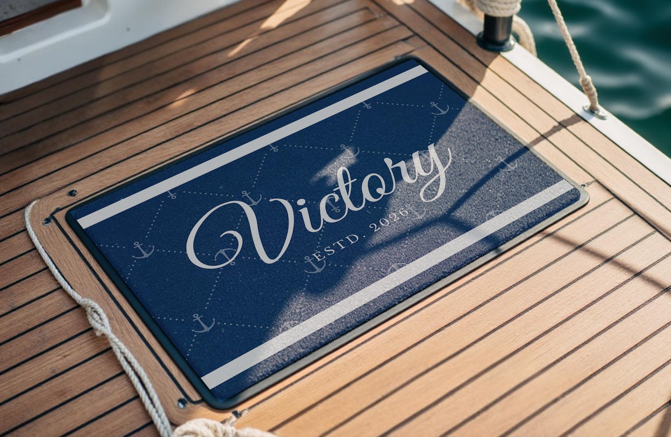 Fußmatte Boot Yacht Schiff | Personalisierter Fußabtreter mit Bootsnamen und Jahreszahl in blau weiß, Rand schwarz