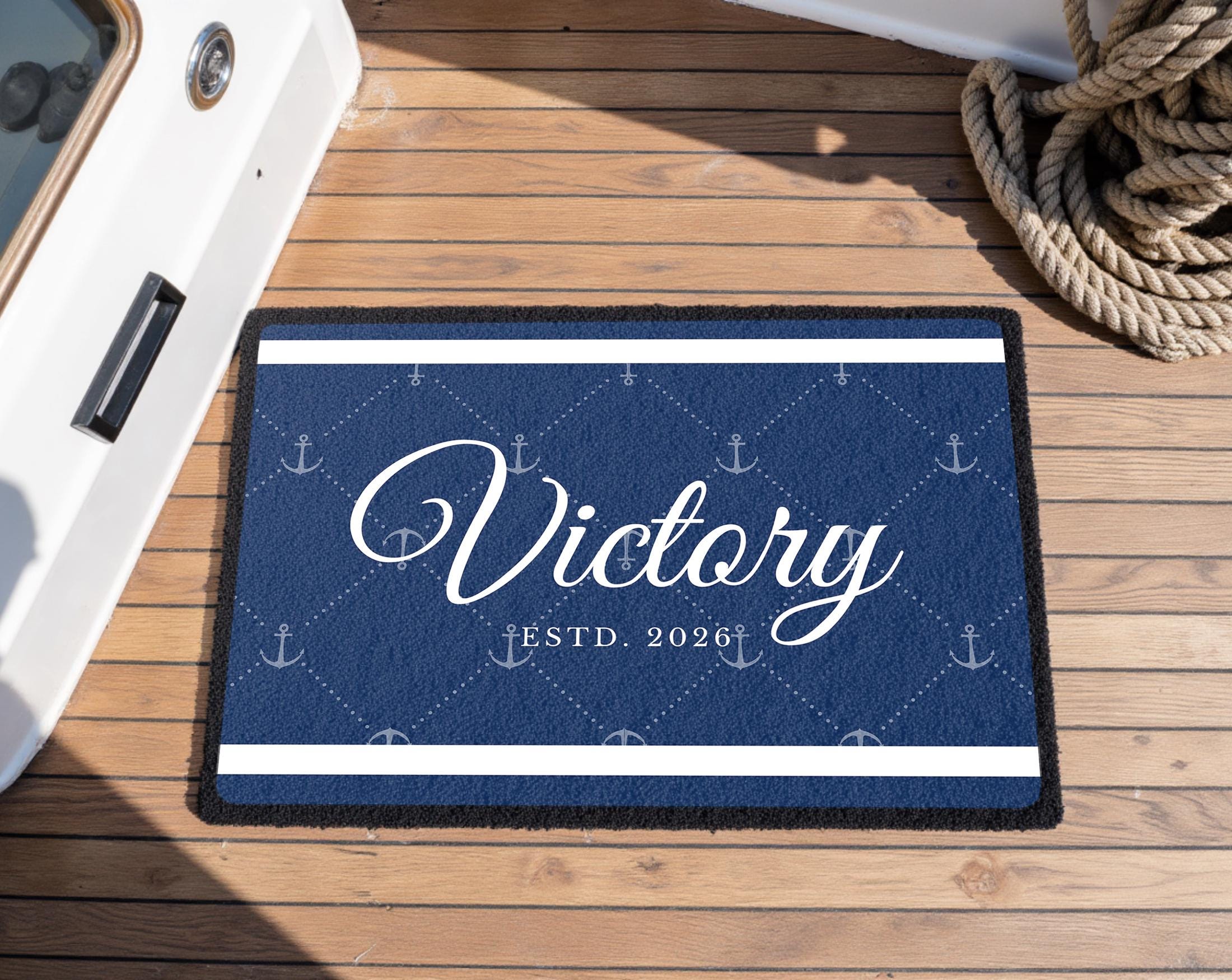 Fußmatte Boot Yacht Schiff | Personalisierter Fußabtreter mit Bootsnamen und Jahreszahl in blau weiß, Rand schwarz