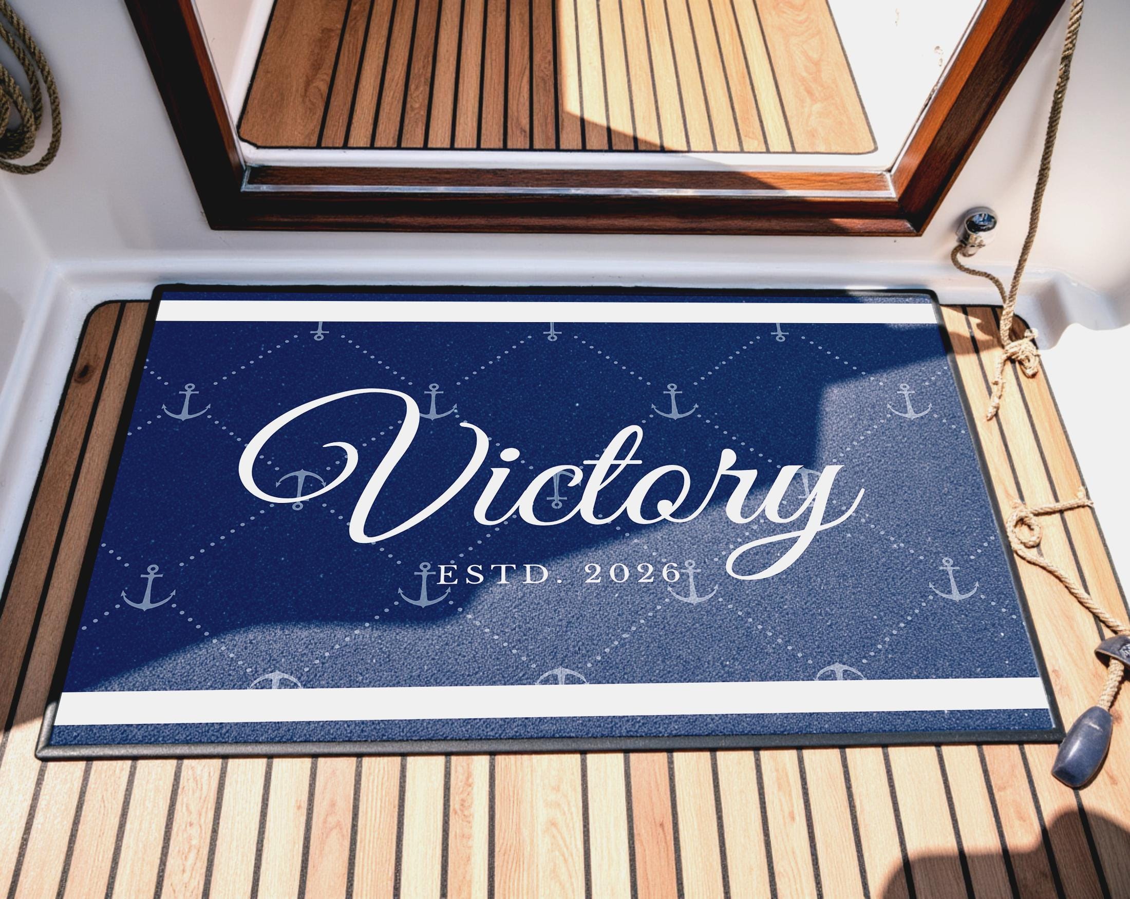 Fußmatte Boot Yacht Schiff | Personalisierter Fußabtreter mit Bootsnamen und Jahreszahl in blau weiß, Rand schwarz