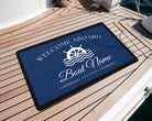 Fußmatte Boot Yacht Schiff | Personalisierter Fußabtreter mit Bootsnamen und Jahreszahl in blau weiß, Rand schwarz