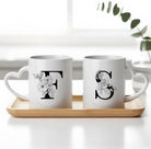 Zwei Tassen mit Herzhenkel | Valentinstag | personalisiertes Tassen-Set | Blumen Buchstaben Monogramm