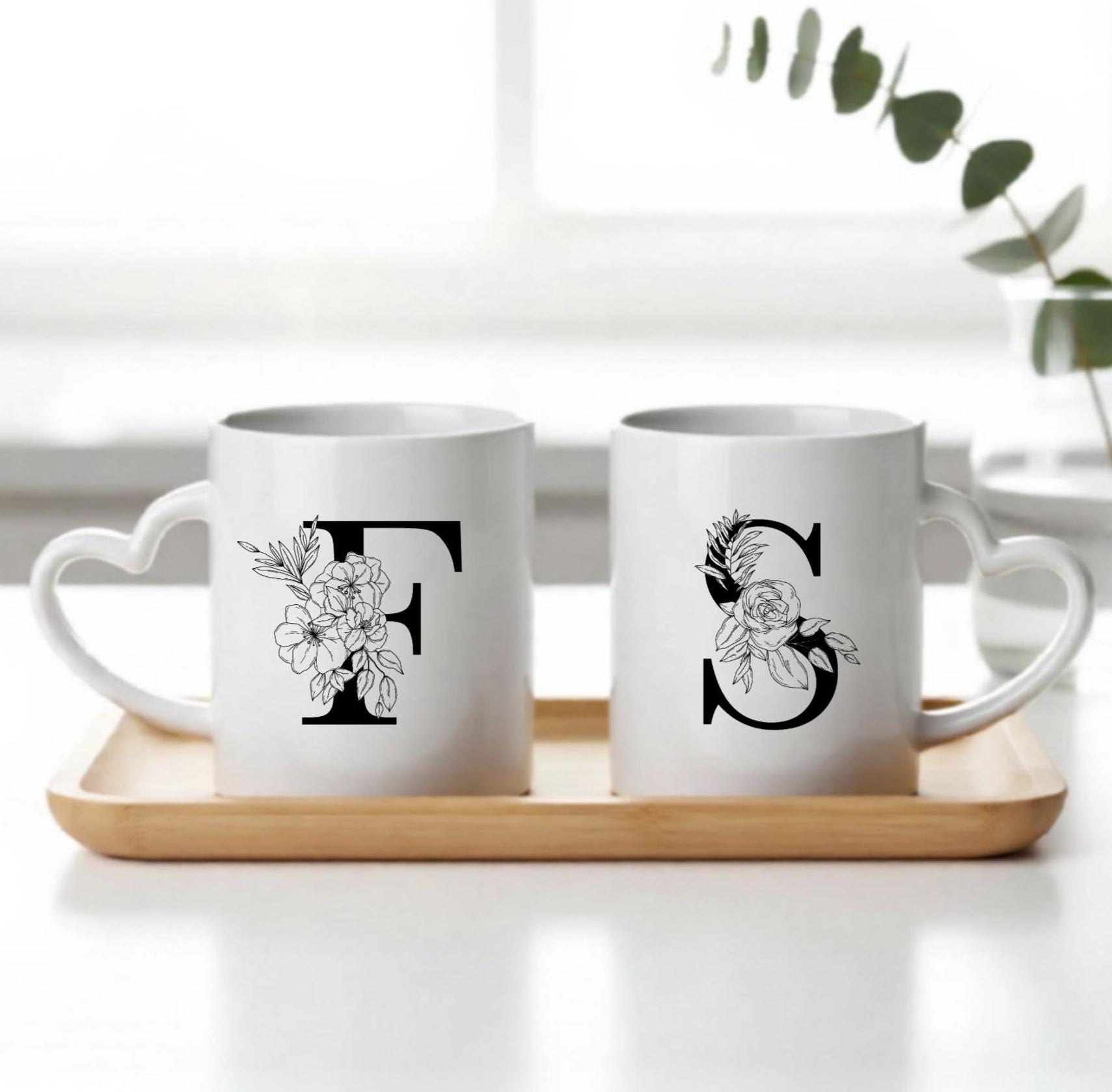 Zwei Tassen mit Herzhenkel | Valentinstag | personalisiertes Tassen-Set | Blumen Buchstaben Monogramm