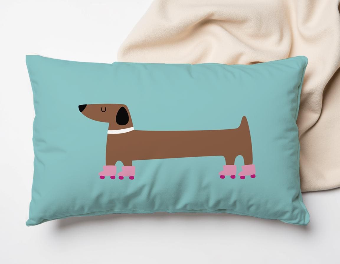 Dackel-Kissen aus Baumwolle | 50 x 35 cm inklusive Füllung | Dackel auf Rollschuhen | Türkis mit Braun und Pink