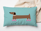 Dackel-Kissen aus Baumwolle | 50 x 35 cm inklusive Füllung | Dackel auf Rollschuhen | Türkis mit Braun und Pink