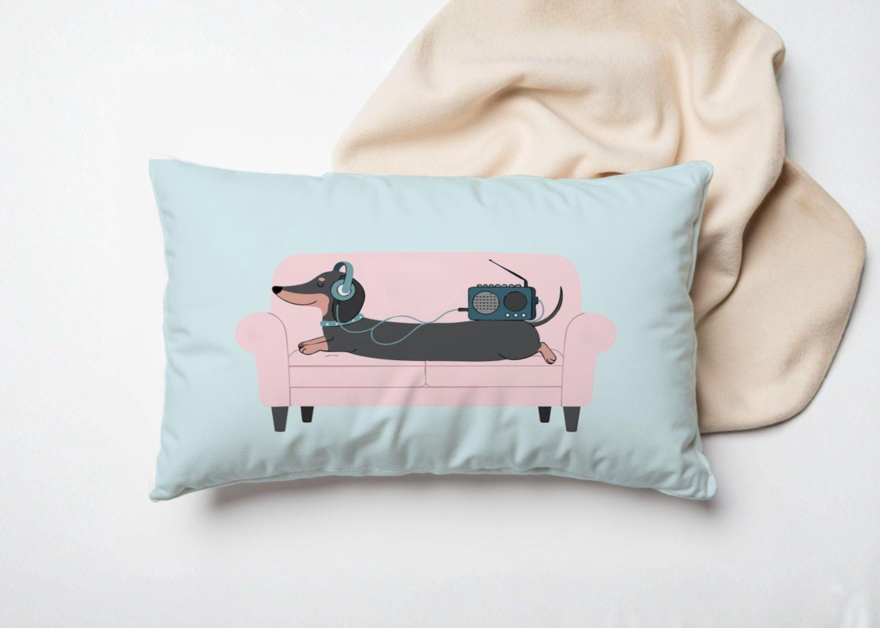 Dackel-Kissen aus Baumwolle | 50 x 35 cm inklusive Füllung | Dackel mit Kopfhörer | Türkis mit Braun und Pink