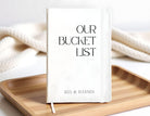 Tagebuch "Our Bucket List" | liniertes Notizbuch mit Personalisierung | schwarz oder weiß | Erlebnisse und Zukunftspläne aufschreiben