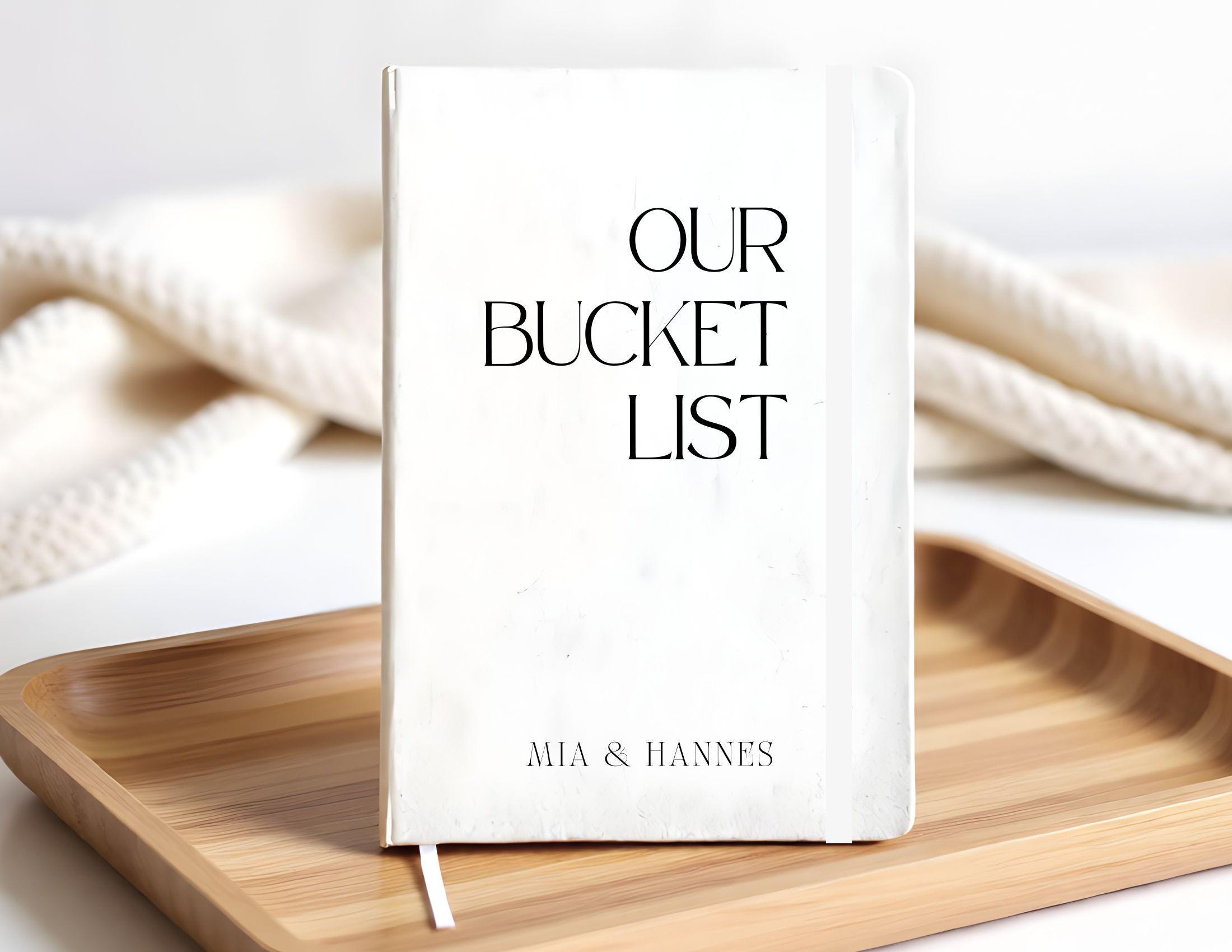 Tagebuch "Our Bucket List" | liniertes Notizbuch mit Personalisierung | schwarz oder weiß | Erlebnisse und Zukunftspläne aufschreiben