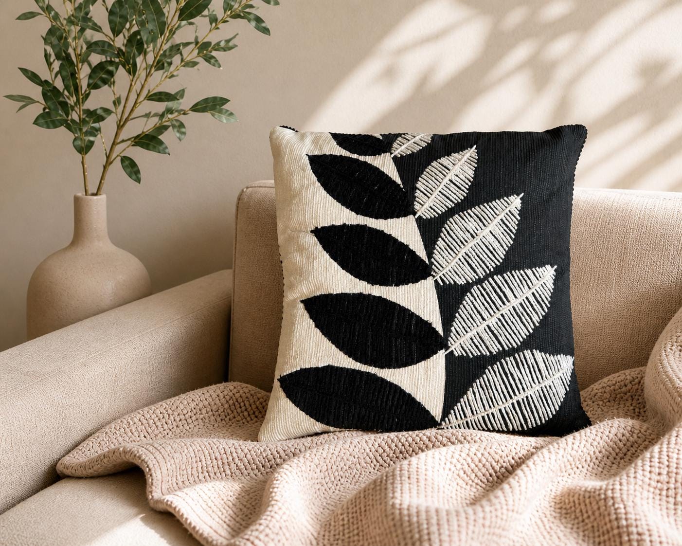 Dekokissen | 45x45 cm mit Füllung | Baumwollkissen mit modernem Blattdesign in Schwarz & Beige