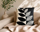 Dekokissen | 45x45 cm mit Füllung | Baumwollkissen mit modernem Blattdesign in Schwarz & Beige