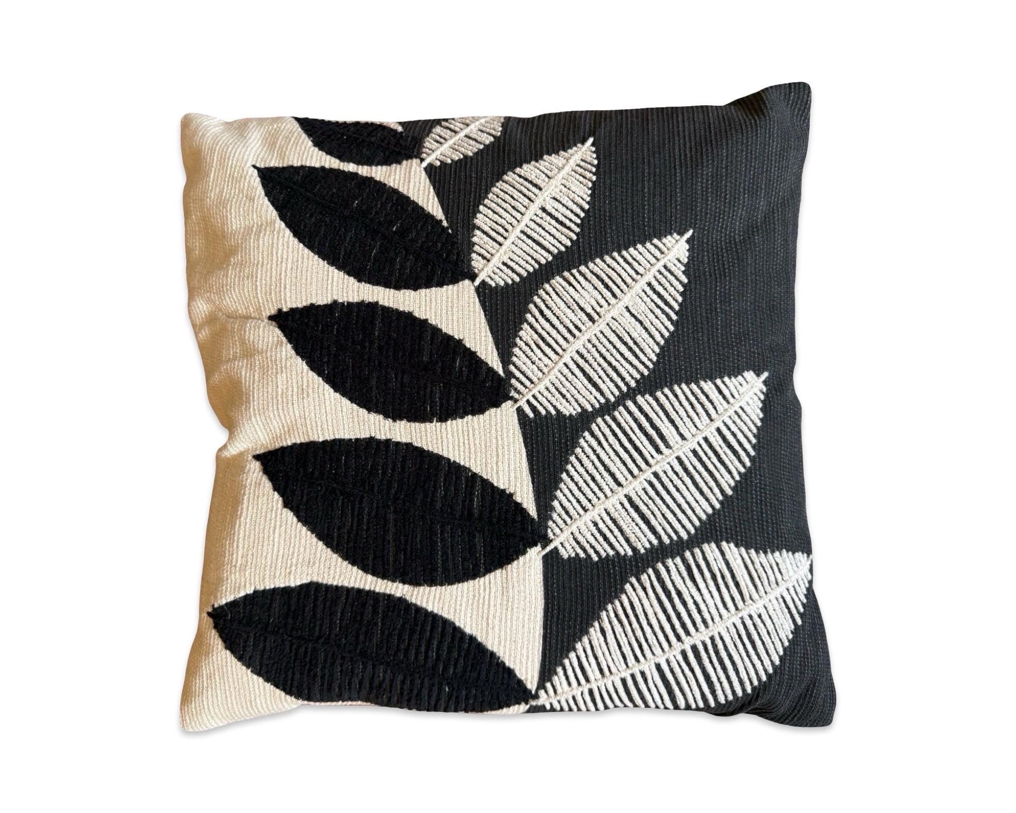 Dekokissen | 45x45 cm mit Füllung | Baumwollkissen mit modernem Blattdesign in Schwarz & Beige