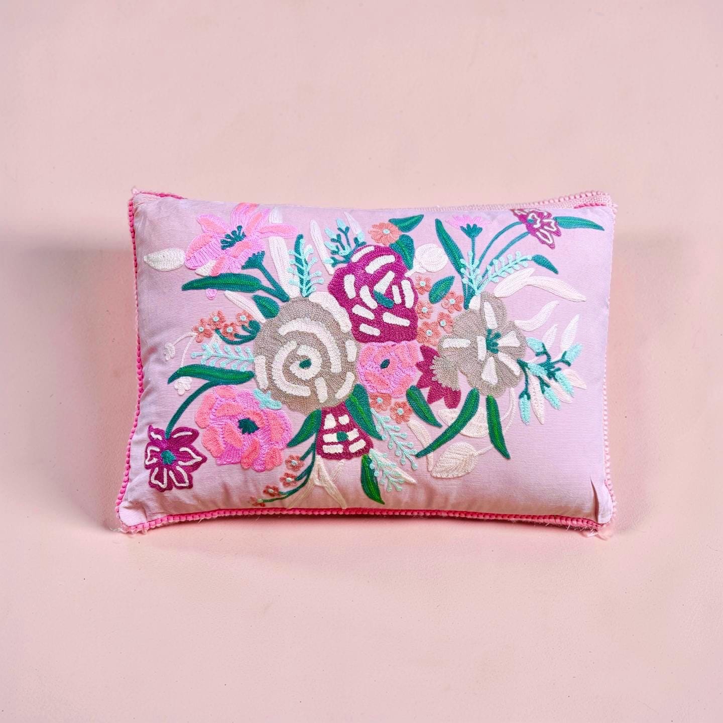 Besticktes Kissen rosa 50x30 cm | florales Dekokissen mit Stickerei | Boho Kissen bunt | Zierkissen Baumwolle | Geschenkidee