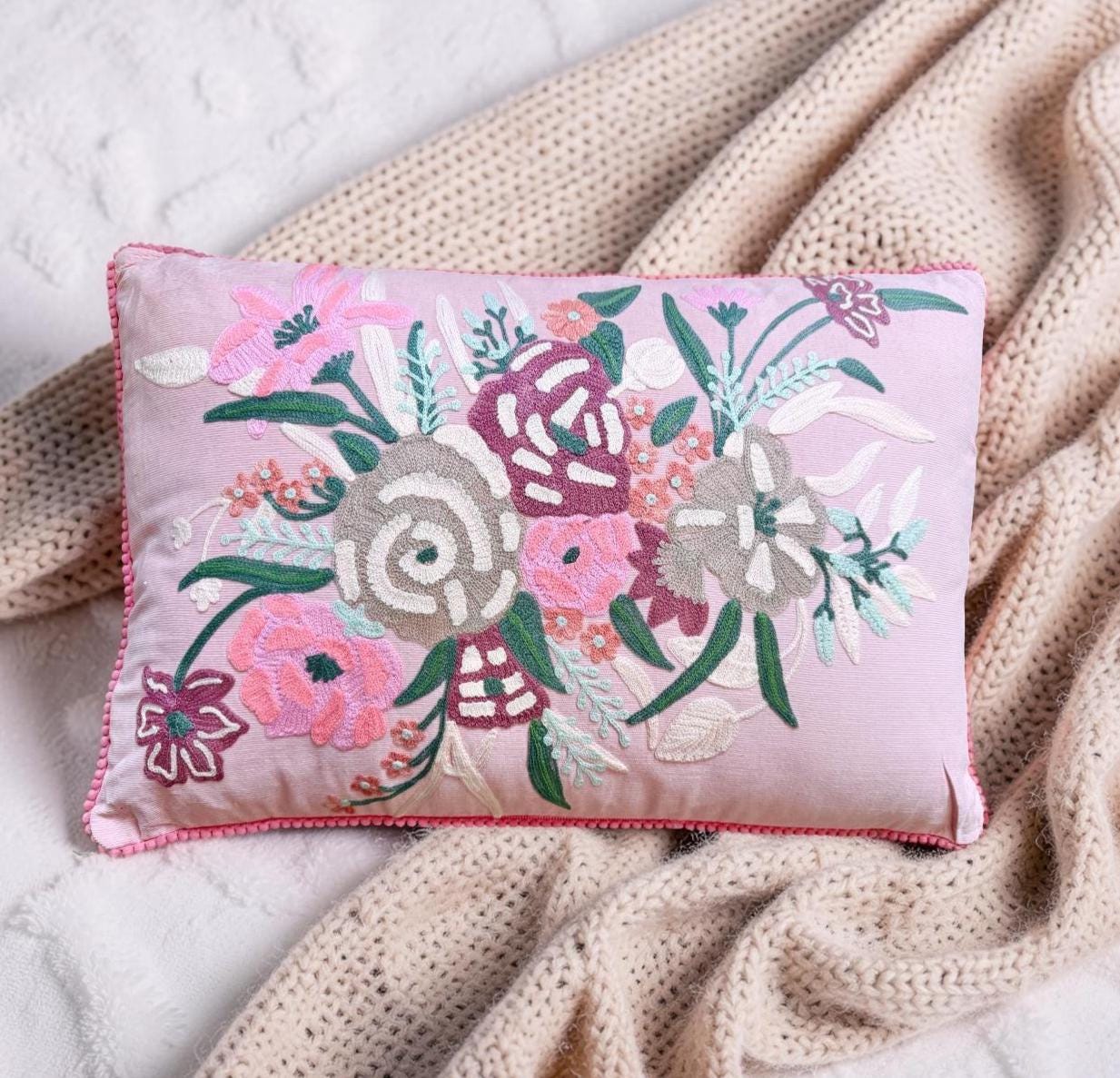 Besticktes Kissen rosa 50x30 cm | florales Dekokissen mit Stickerei | Boho Kissen bunt | Zierkissen Baumwolle | Geschenkidee